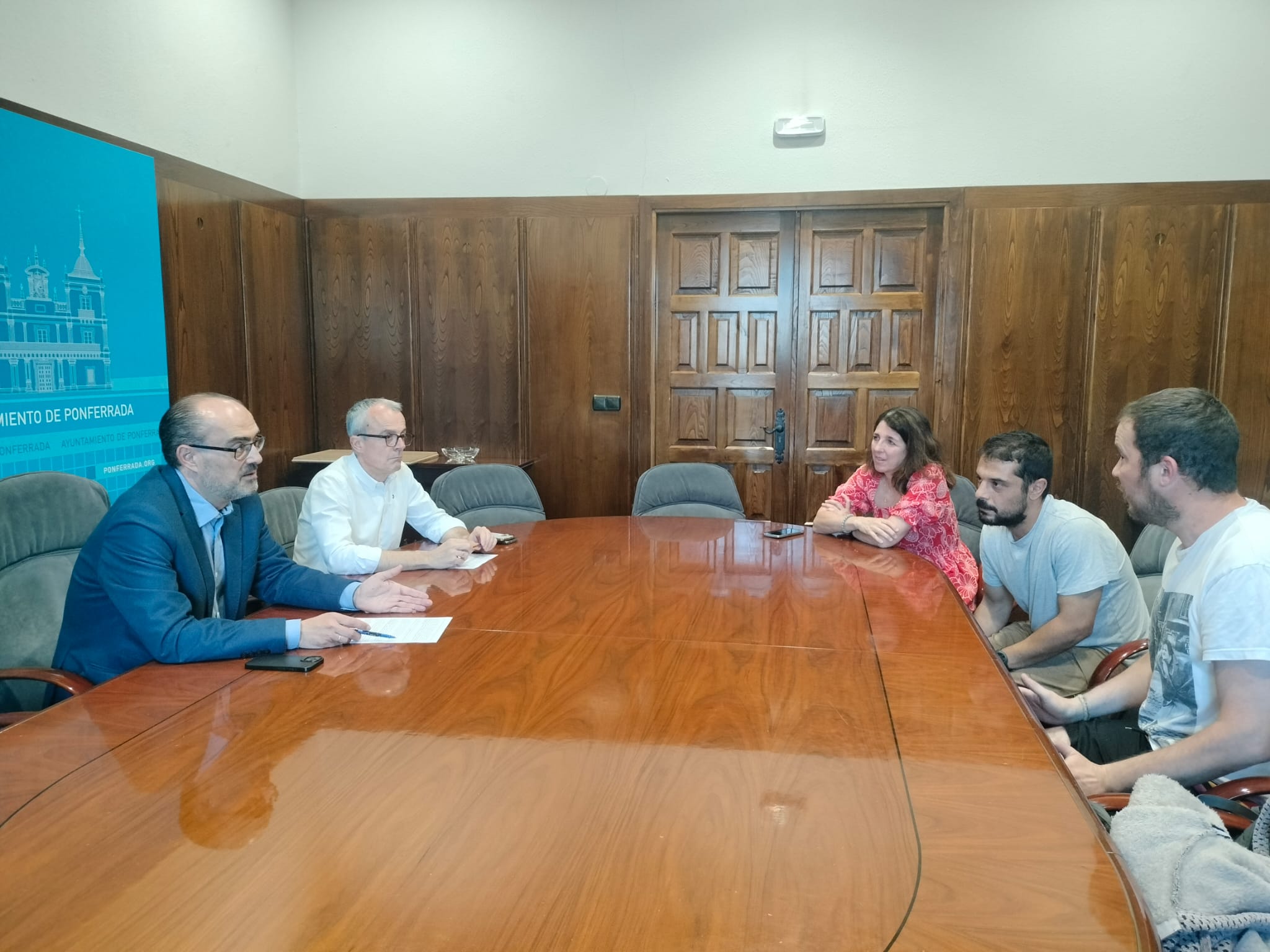 Reunión de Morala y Moreno con representantes de la plantilla de Correos en Ponferrada.