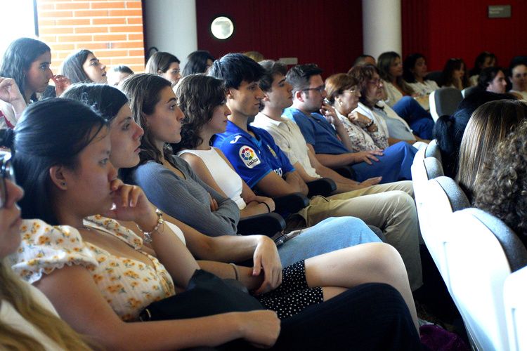 Los nuevos residentes en el acto de bienvenida en el Hospital El Bierzo. | ICAL