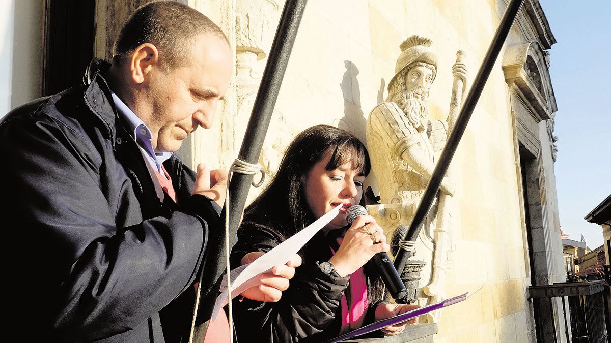 Arancha y Amador, los dos usuarios de Alfaem que leyeron el manifiesto desde el balcón del Palacio. | DANIEL MARTÍN