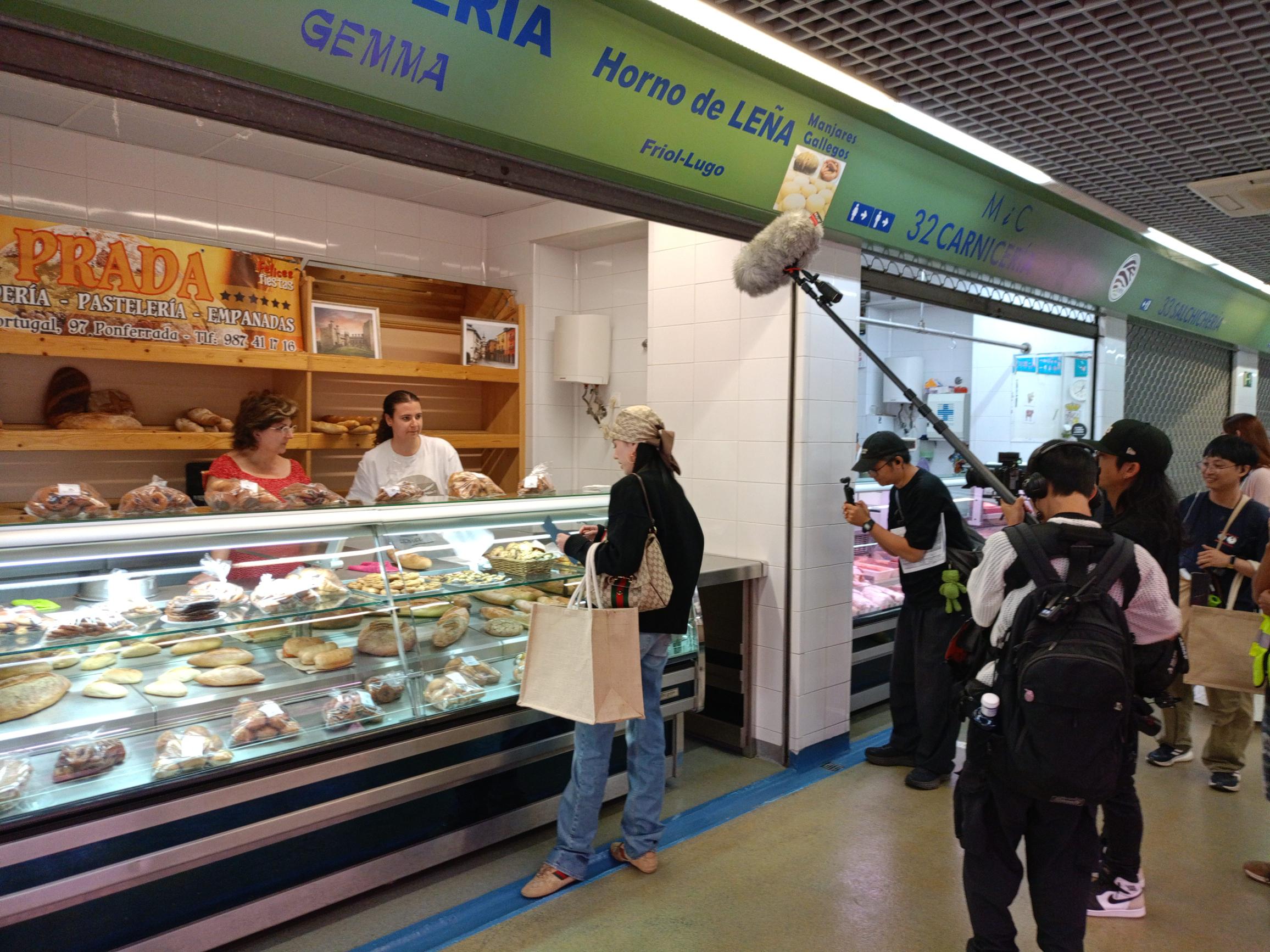 Concursante del reality en una Panadería del Mercado de Abastos de Ponferrada.