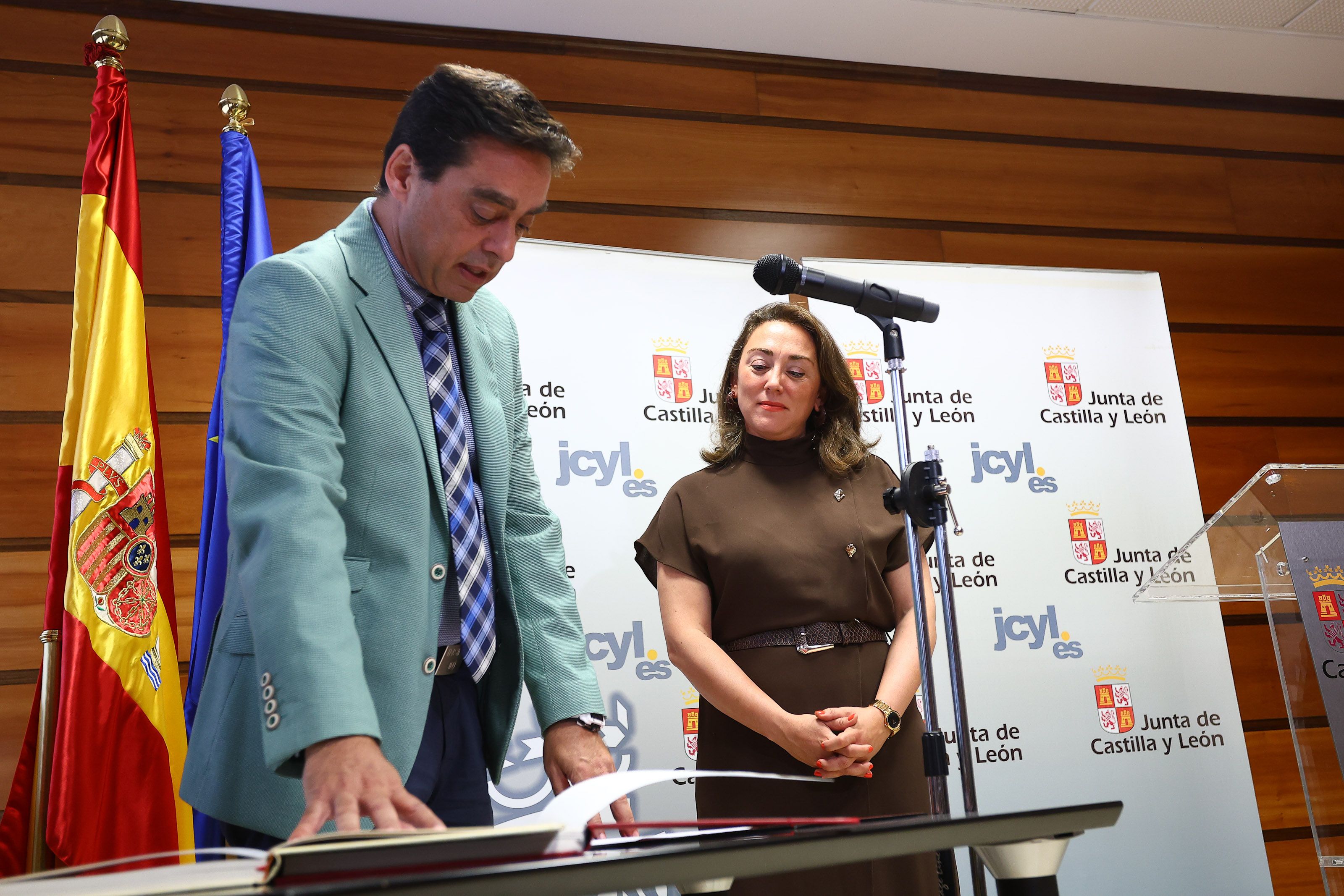 Ángel Sánchez toma posesión ante la consejera de Medio Ambiente, María González Corral. | JCYL
