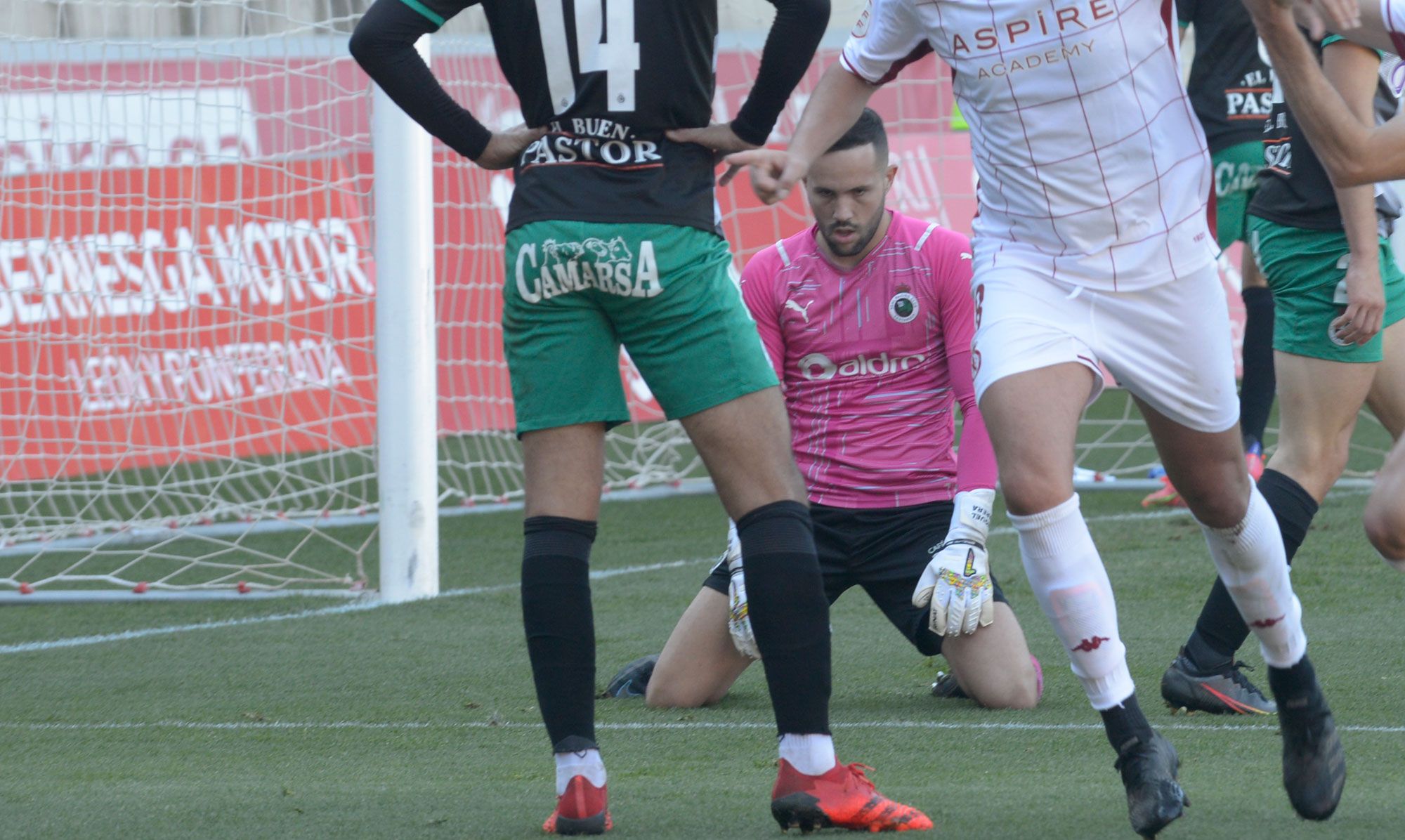 Parera se lamenta tras encajar un gol de la Cultural en su última visita al Reino con el Racing de Santander. | MAURICIO PEÑA Parera se lamenta tras encajar un gol de la Cultural en su última visita al Reino con el Racing de Santander. | MAURICIO PEÑA