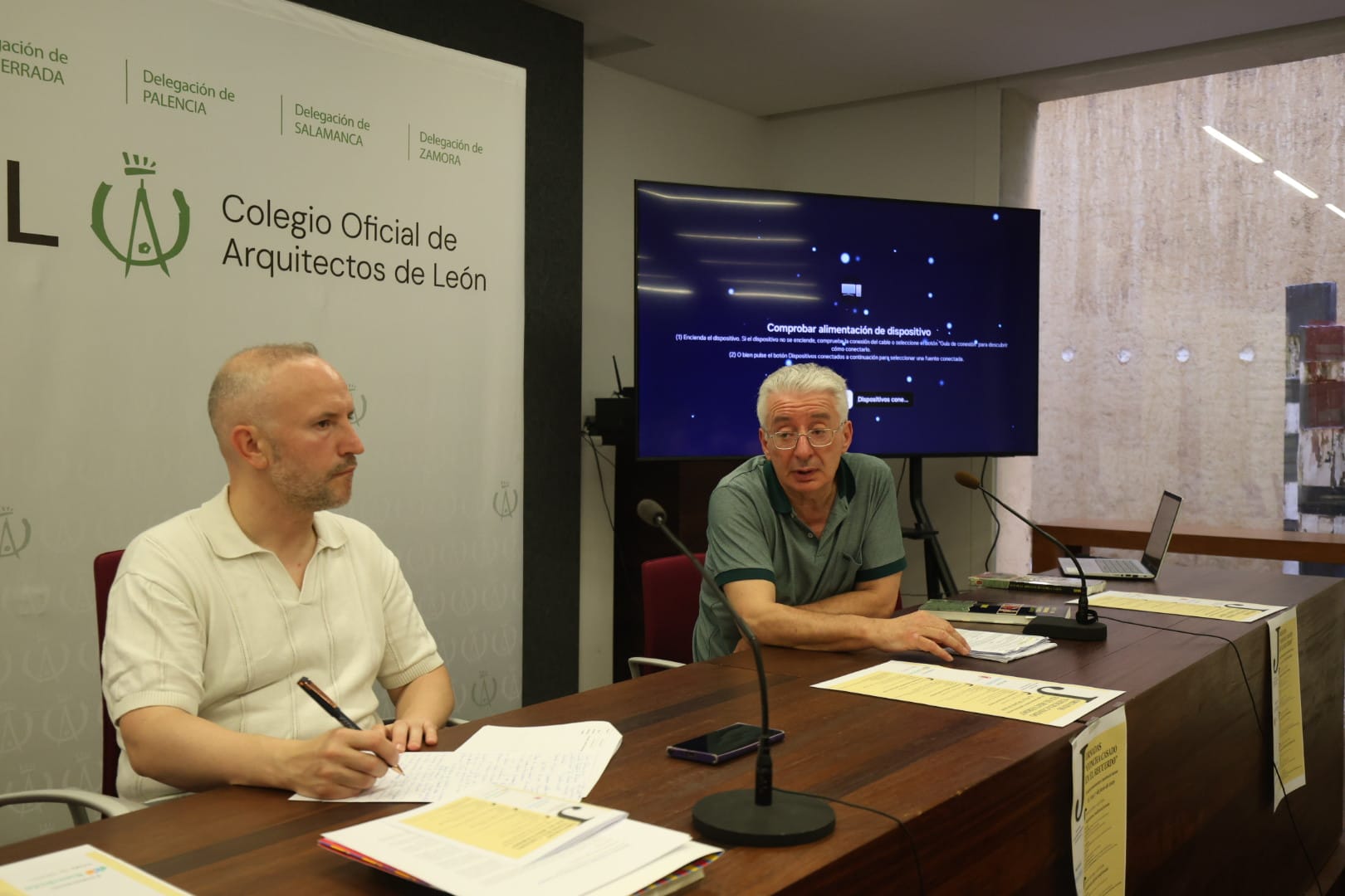 Jesús Antonio Martínez Lombó (derecha) fue el encargado de ofrecer la segunda ponencia de las jornadas. | FERNANDO OTERO