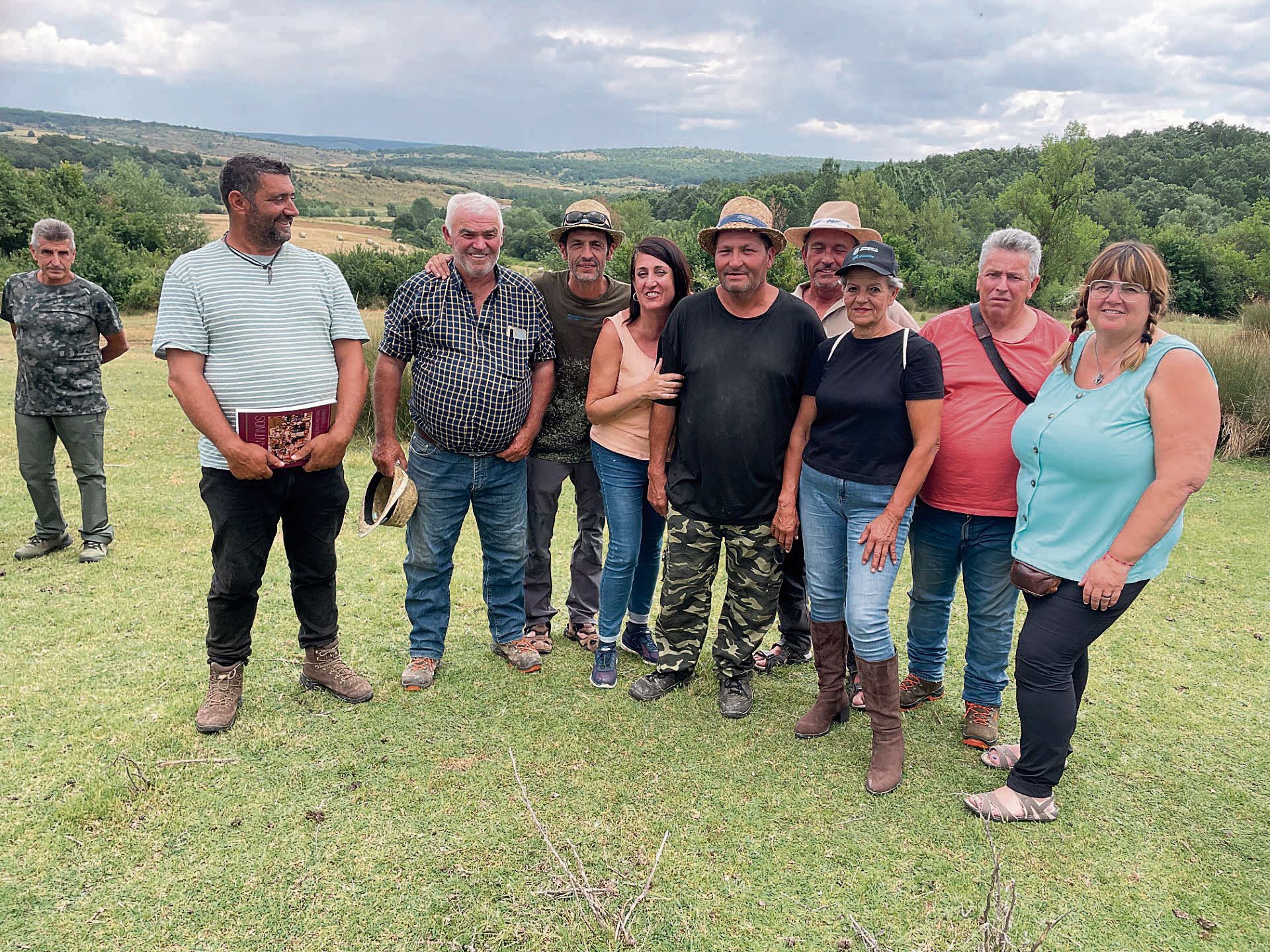 Equipo de trabajo y voluntarios que acompañan a Paco Morgado en la realización de la trashumancia a pie con su rebaño. | FULGENCIO FERNÁNDEZ Equipo de trabajo y voluntarios que acompañan a Paco Morgado en la realización de la trashumancia a pie con su rebaño. | FULGENCIO FERNÁNDEZ