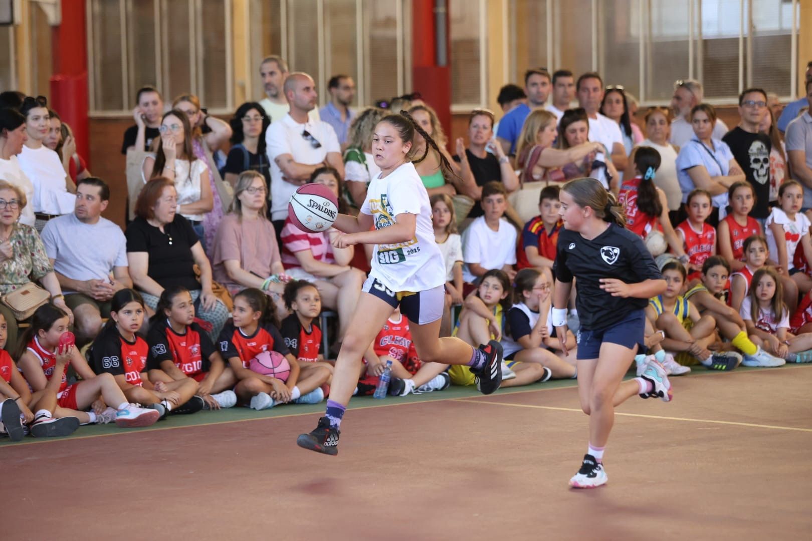 Un instante del partido entre algunas de las mejores jugadoras del Torneo de minibasket femenino del Colegio Leonés. | SAÚL ARÉN Un instante del partido entre algunas de las mejores jugadoras del Torneo de minibasket femenino del Colegio Leonés. | SAÚL ARÉN