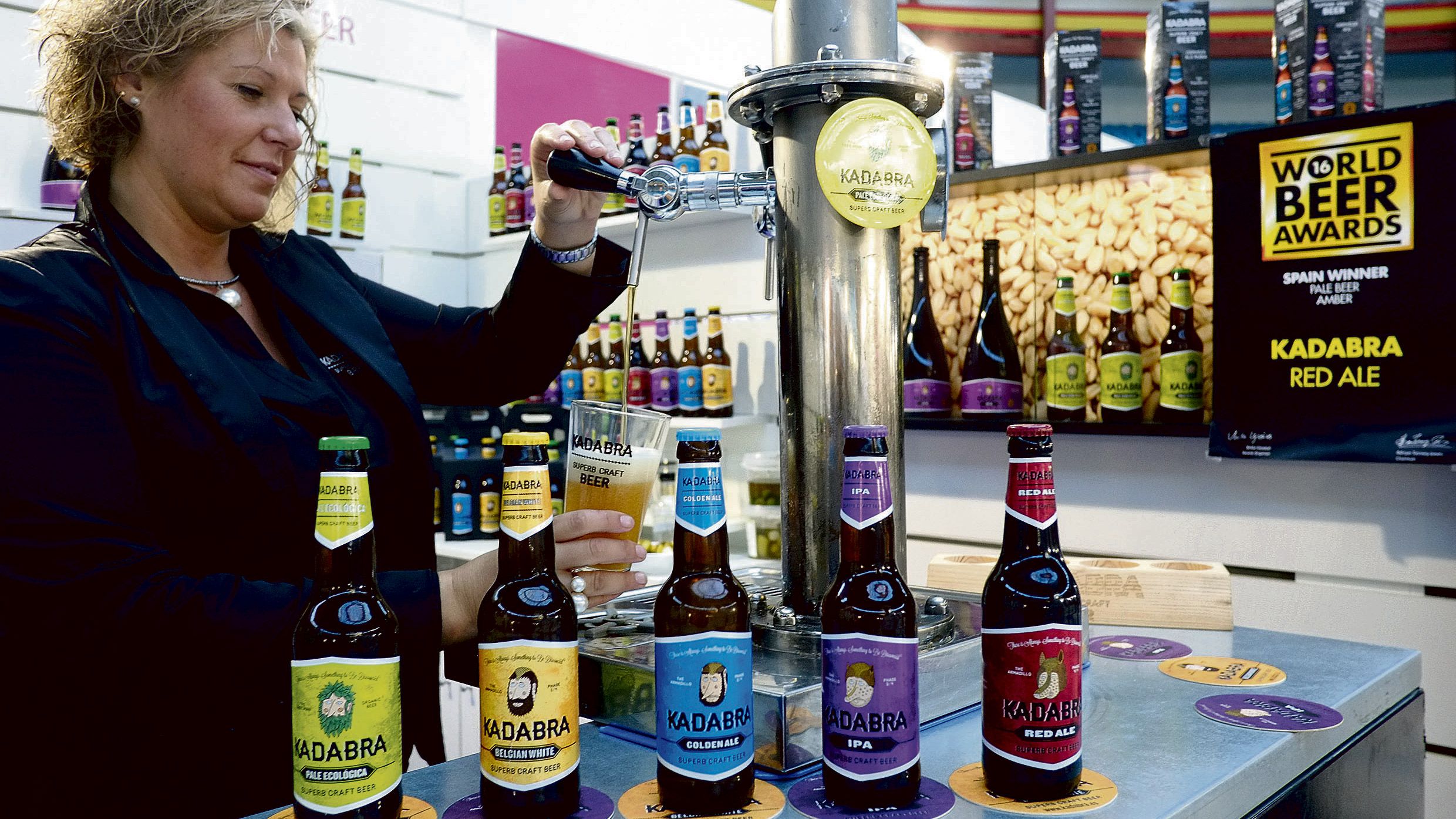 La Feria, que exhibe varias marcas de cervezas, como Kadabra, acogió ayer el taller ‘Saber saborear cervezas’. | DANIEL MARTÍN