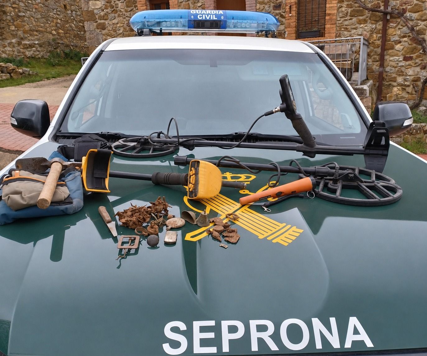 La Guardia Civil 'caza' a dos expoliadores con 137 piezas arqueológicas en un pueblo de León. |GUARDIA CIVIL La Guardia Civil 'caza' a dos expoliadores con 137 piezas arqueológicas en un pueblo de León. |GUARDIA CIVIL