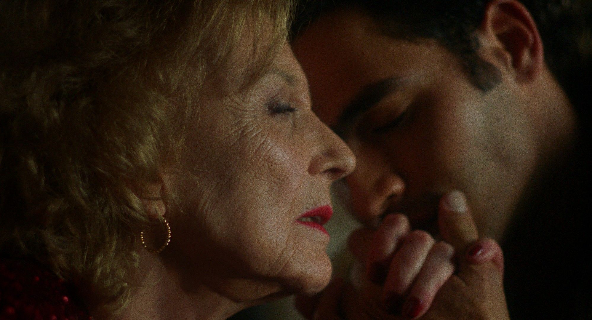 Un fotograma de la película 'Emergency exit', con Marisa Paredes en el reparto.