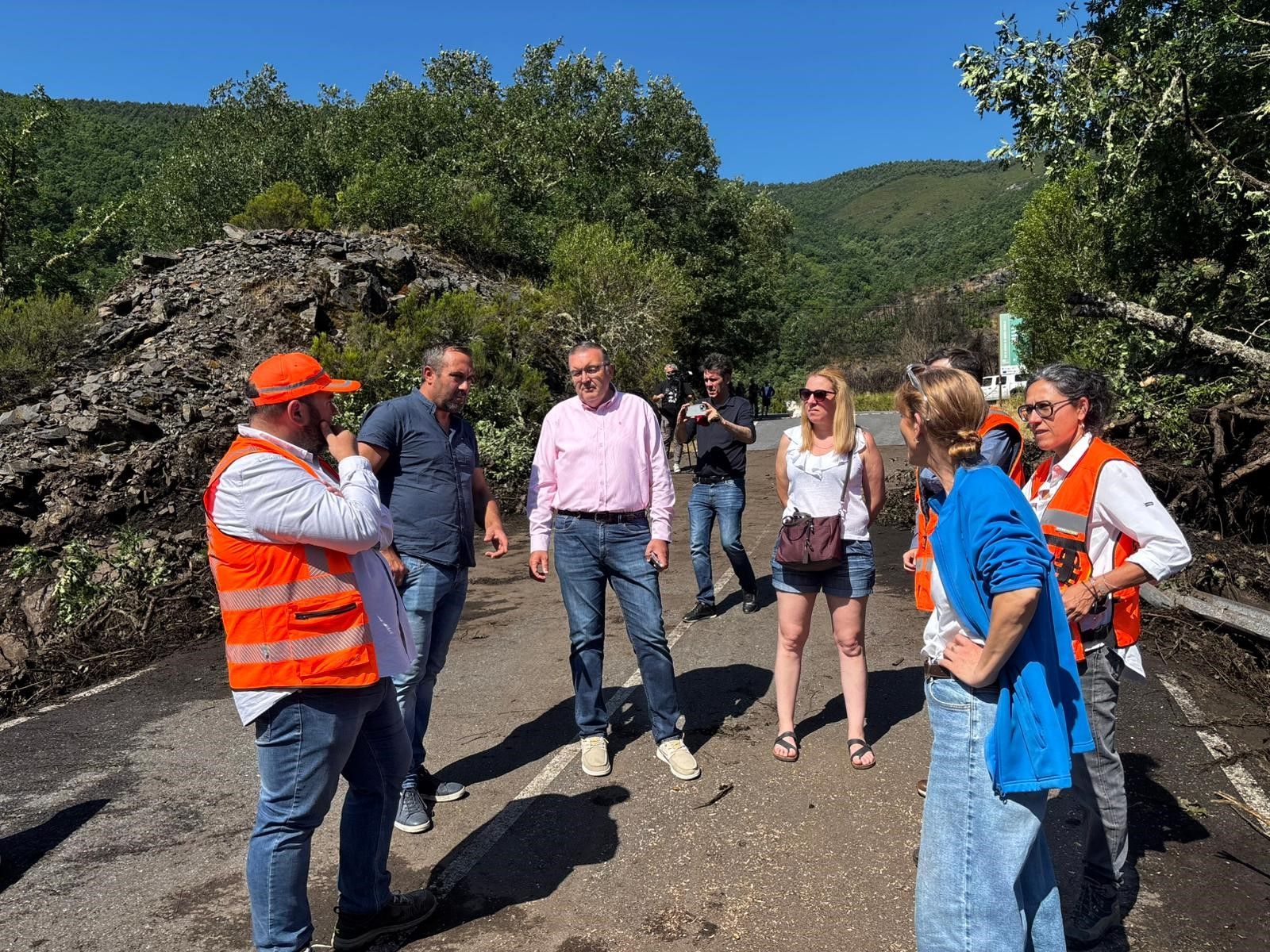 Visita de los diputados a la zona cero de la carretera.