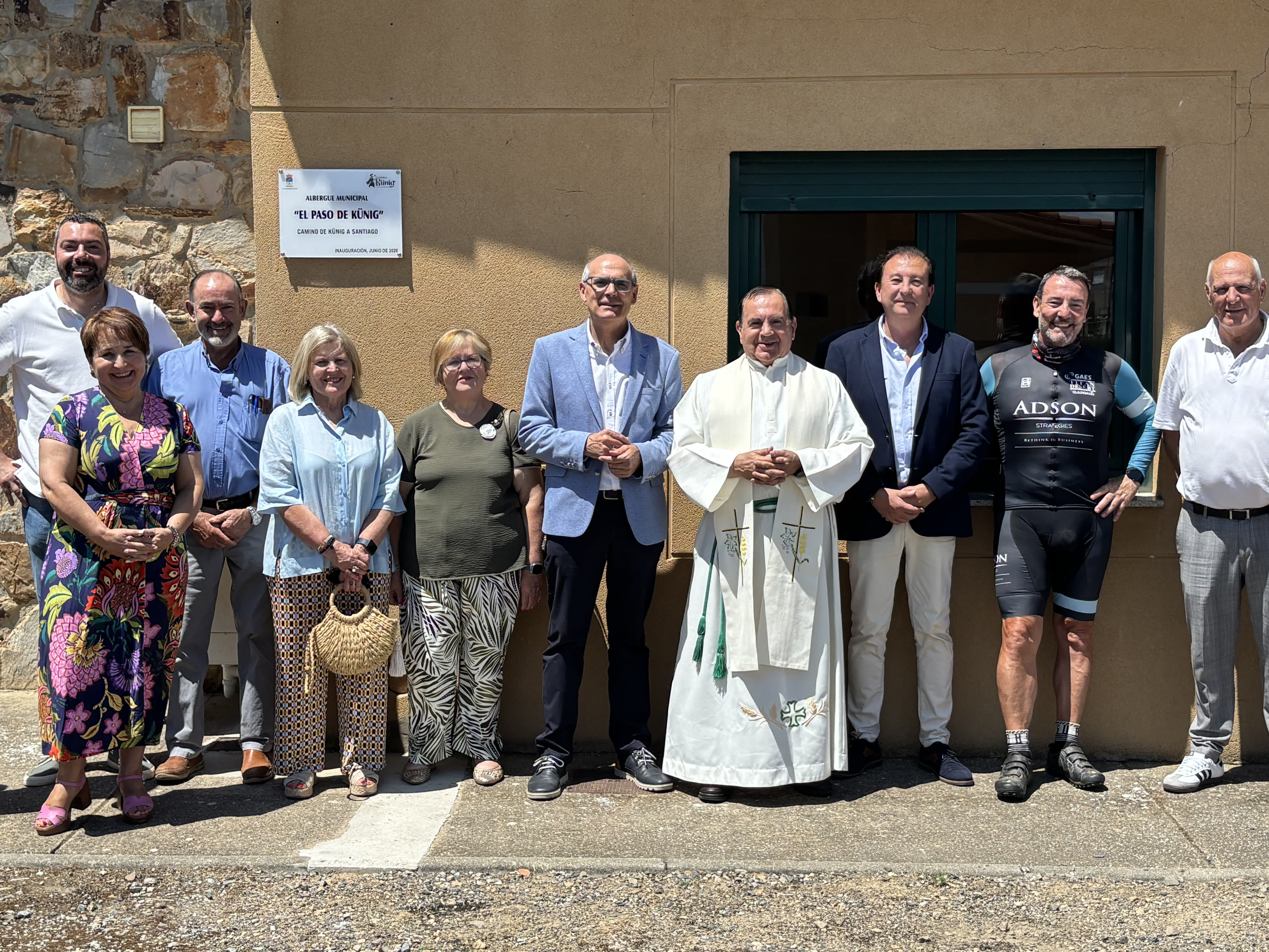 Foto de familia tras la inauguración del albergue. | L.N.C.