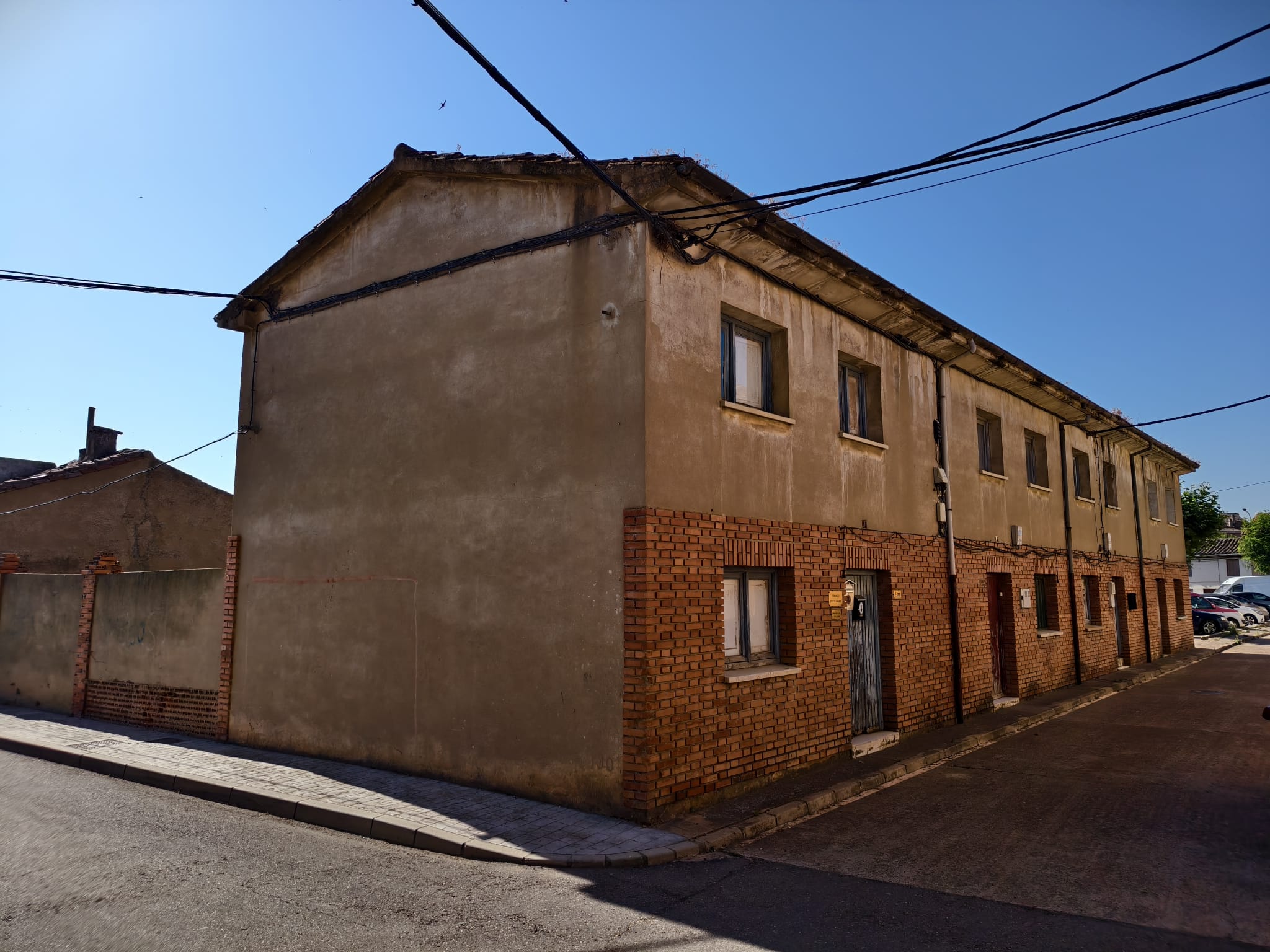 Antiguas casas de las escuelas donde se realizarán los bloques de pisos. | A. RODRÍGUEZ Antiguas casas de las escuelas donde se realizarán los bloques de pisos. | A. RODRÍGUEZ