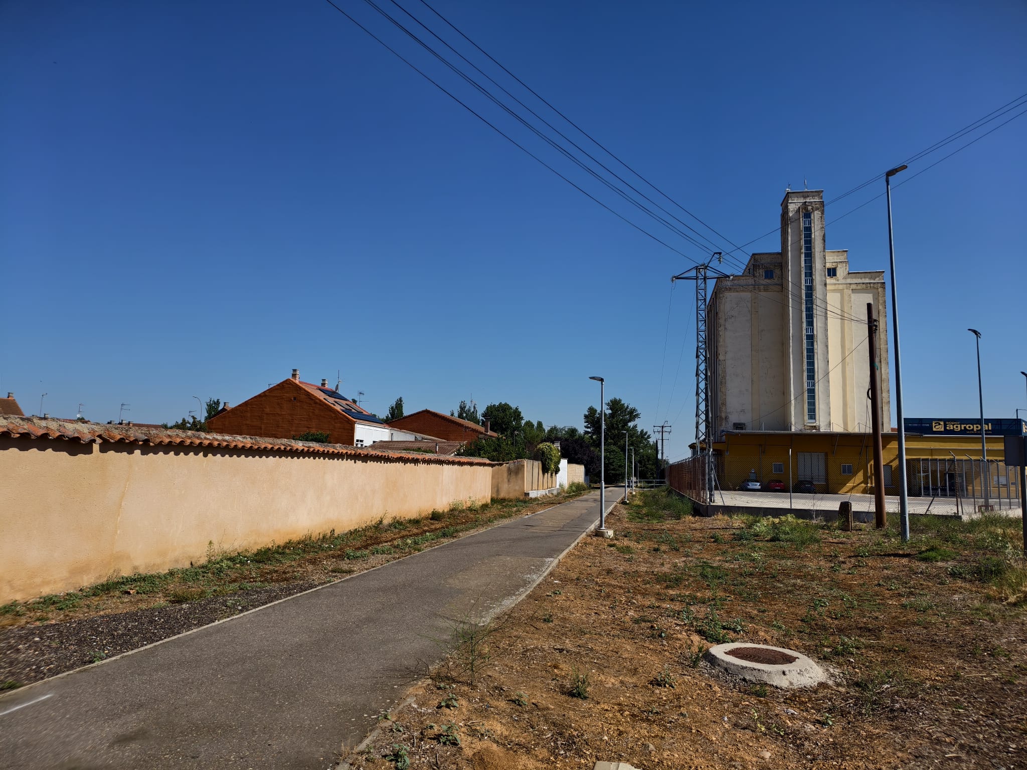 Zona colidante a la Vía Verde donde se pretende construir los chalets. | A. RODRÍGUEZ