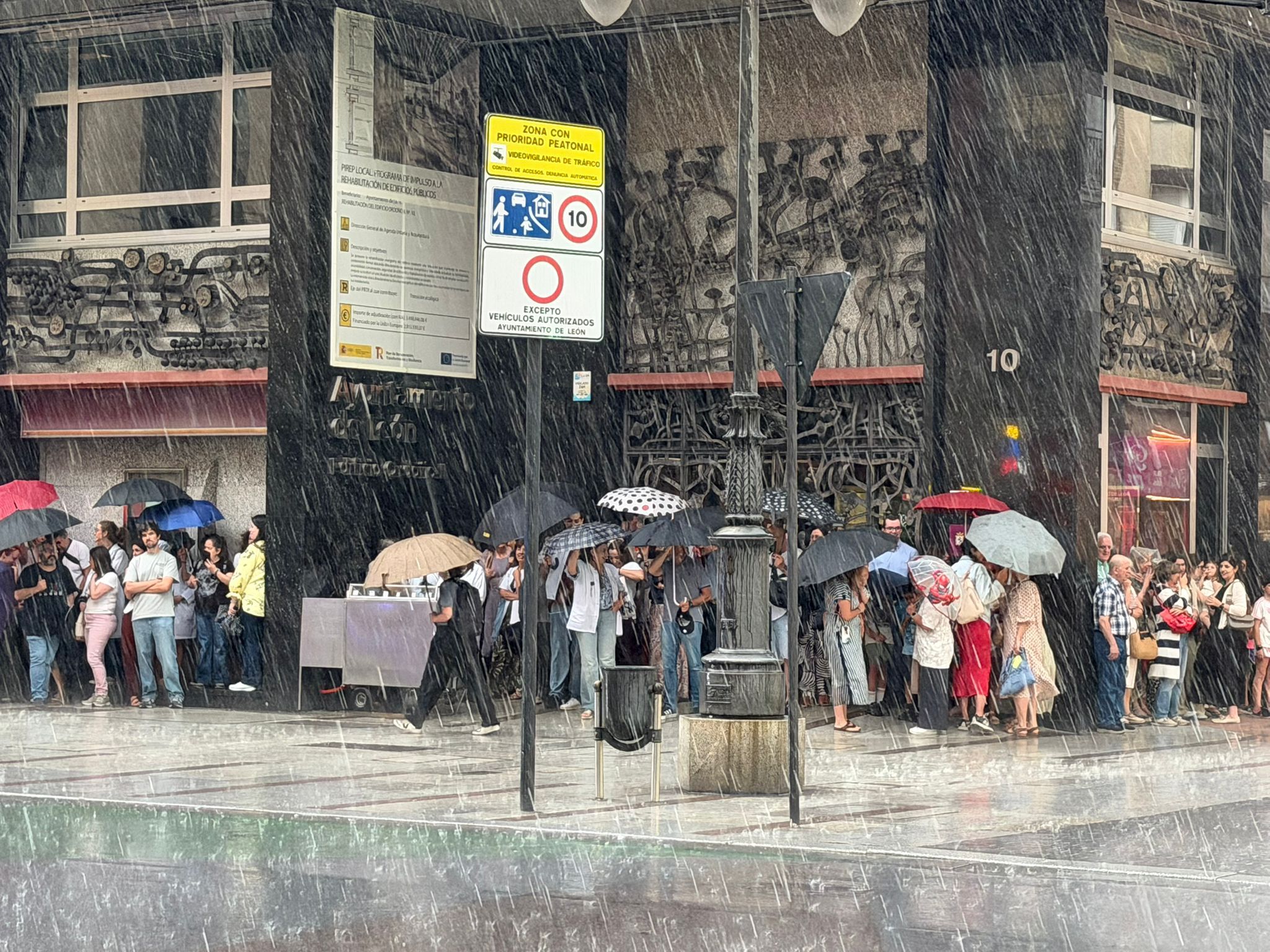 La movilización comenzó a cubierto por la tormenta. | SAÚL ARÉN La movilización comenzó a cubierto por la tormenta. | SAÚL ARÉN