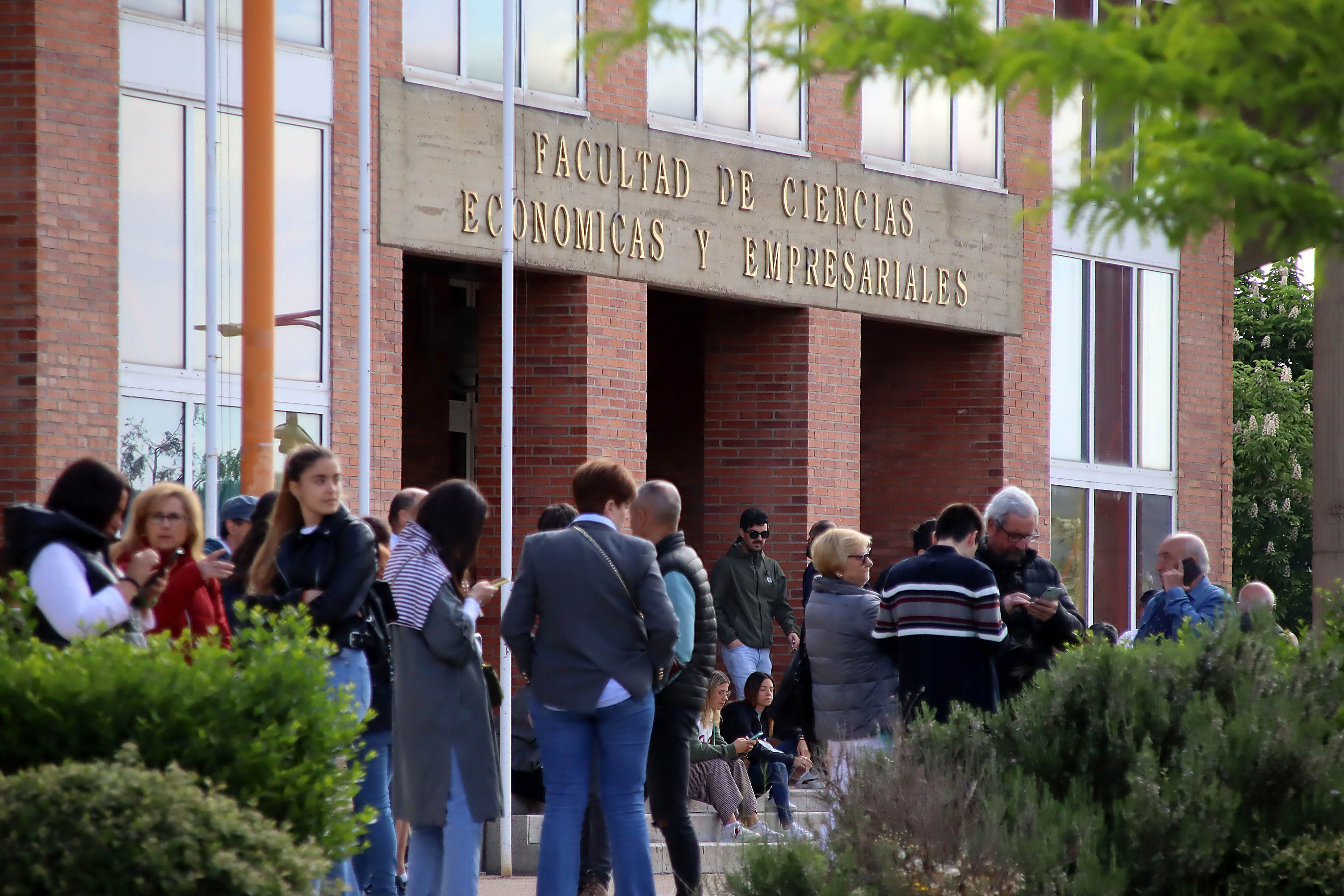 Más de 2.300 aspirantes a profesor se examinan este sábado en León en las oposiciones de Secundaria. | ICAL
