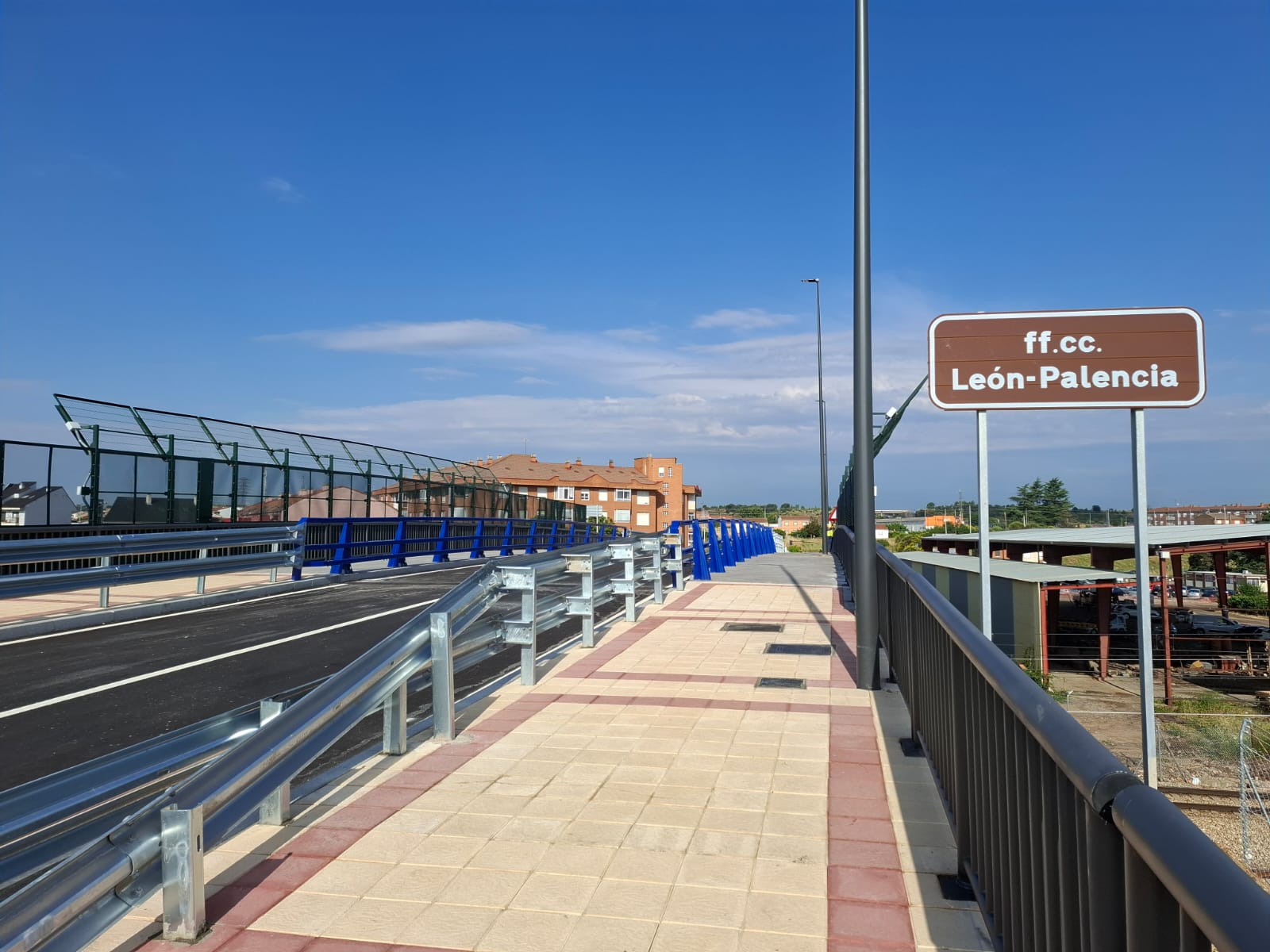 Abre el nuevo paso elevado sobre las vías del tren en Trobajo del Cerecedo. | ADIF