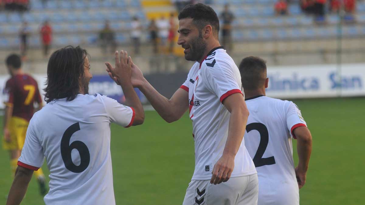 Benja, el ‘killer’ de la Cultural se saluda con Ortiz. | DANIEL MARTIN