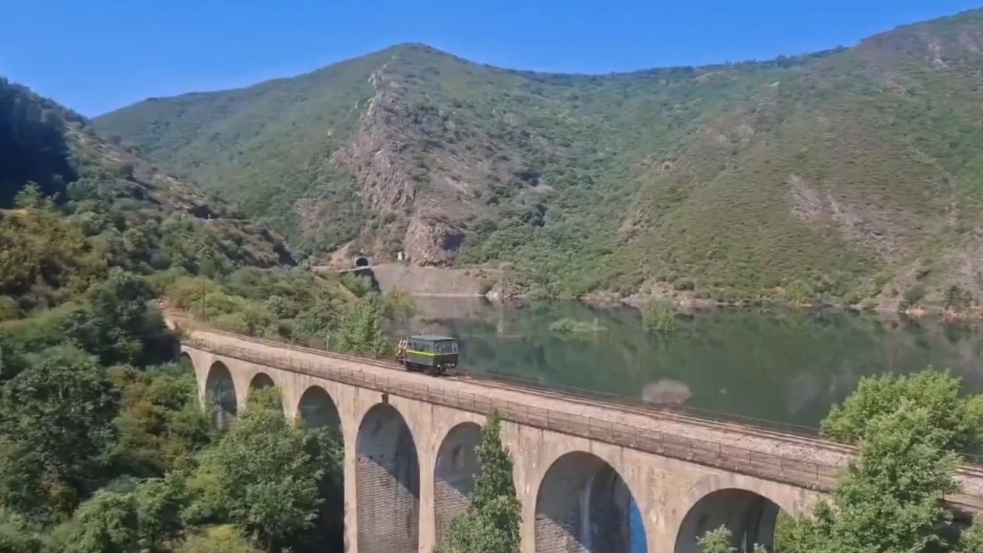 El tren vuelve al valle del Sil | @AlexCampilloP El tren vuelve al valle del Sil | @AlexCampilloP