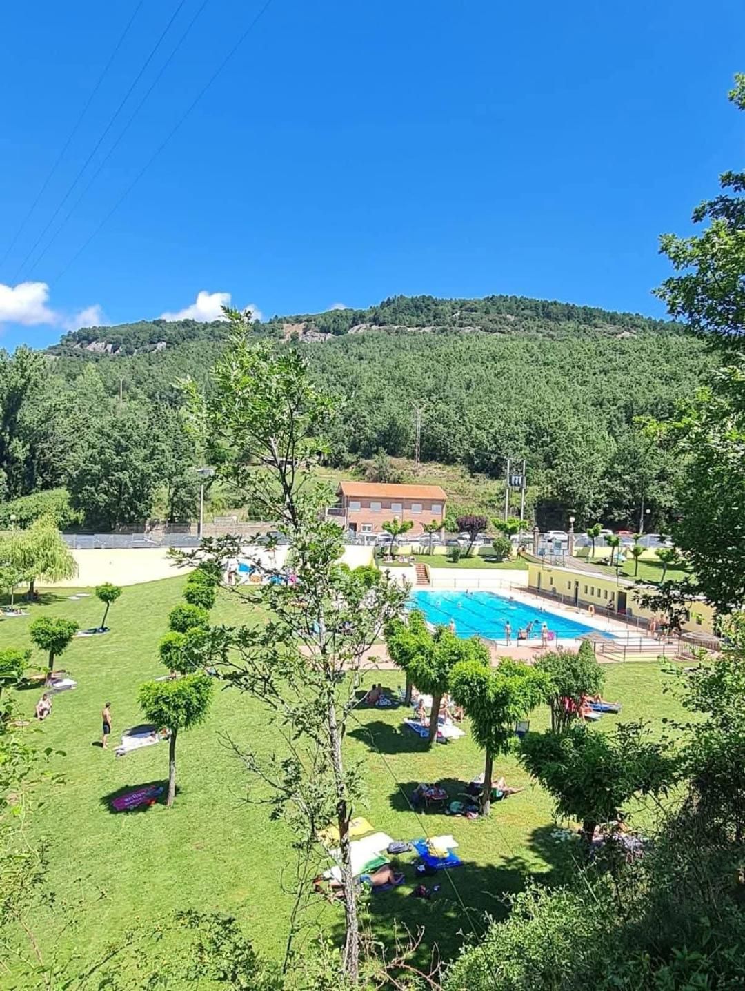 Las piscinas municipales de La Pola en una imagen aérea.  | AYTO. LAPOLA