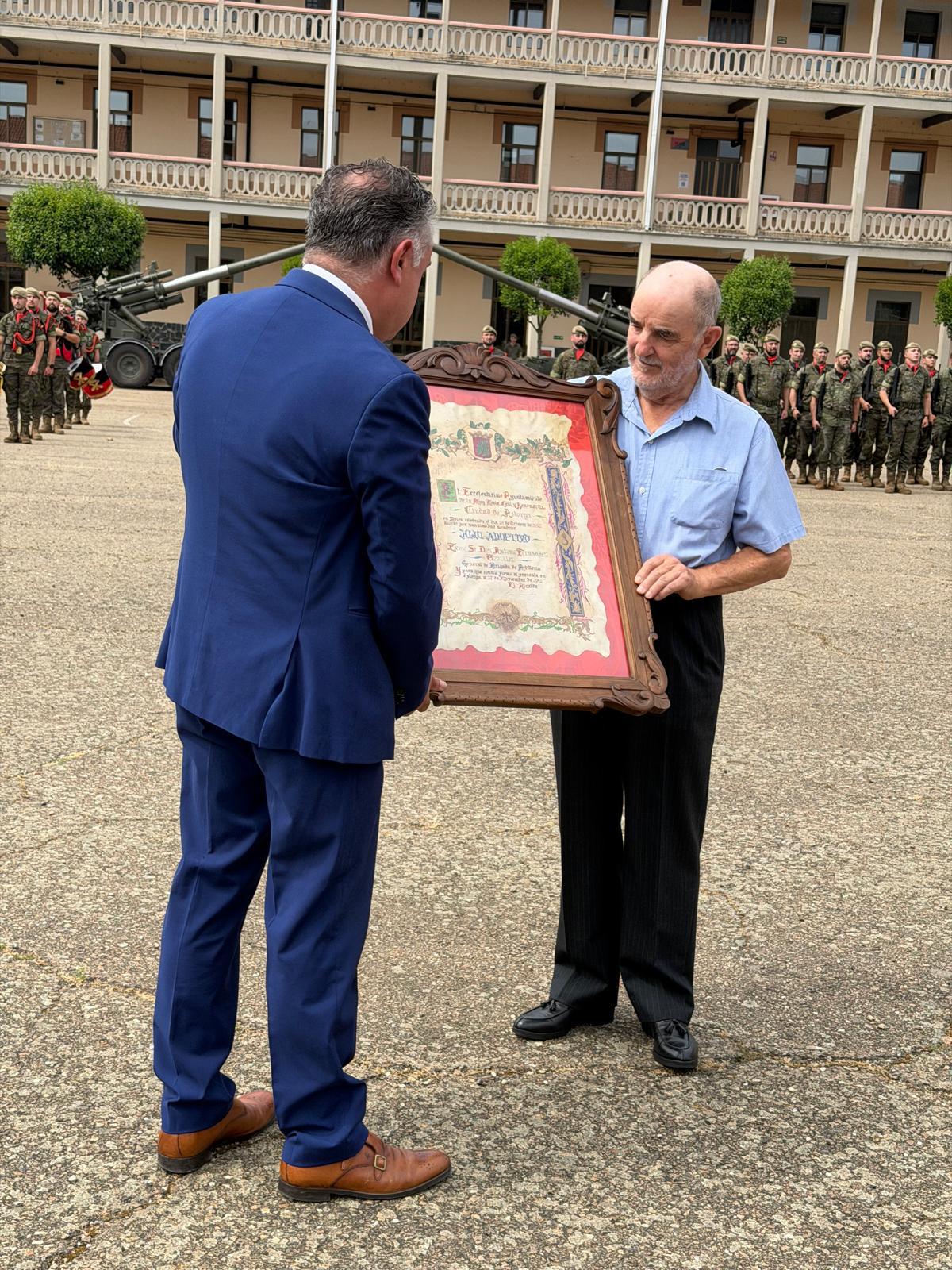 Uno de los hijos del general de brigada Antonio Fernández formó parte del acto en el Ralca 63 de Astorga. | L.N.C. Uno de los hijos del general de brigada Antonio Fernández formó parte del acto en el Ralca 63 de Astorga. | L.N.C.