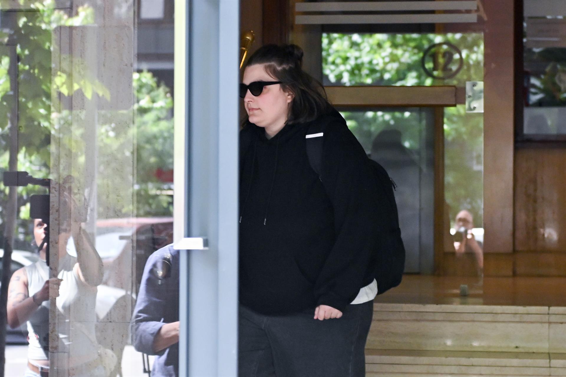 Una de las hijas del expresidente del Gobierno José Luis Rodríguez Zapatero a su salida de las oficinas de la empresa 'What The Fav'. | EUROPA PRESS Una de las hijas del expresidente del Gobierno José Luis Rodríguez Zapatero a su salida de las oficinas de la empresa 'What The Fav'. | EUROPA PRESS