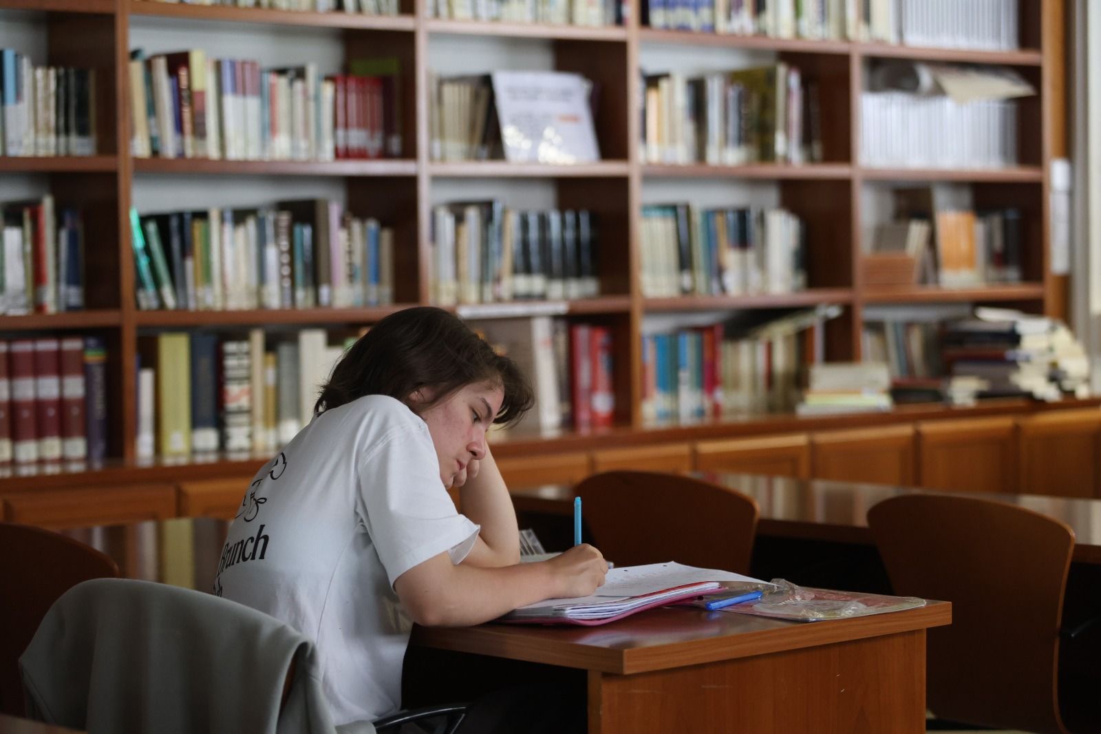 Salas de estudio y de trabajo para el alumnado del ‘Bachillerato Nocturno’ en el Juan del Enzina. | REPORTAJE GRÁFICO: FERNANDO OTERO