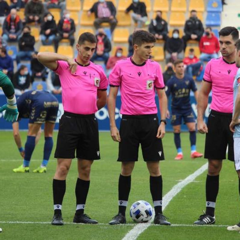 Pablo Morales, en el centro, será el colegiado de la final por el ascenso. L.N.C.