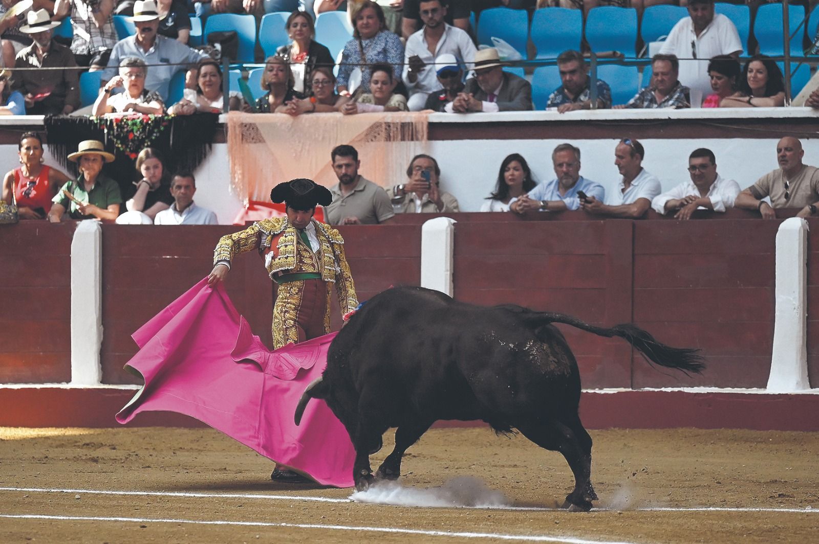 Morante de la Puebla recibiendo de salida por chicuelinas el pasado año. | SAÚL ARÉN