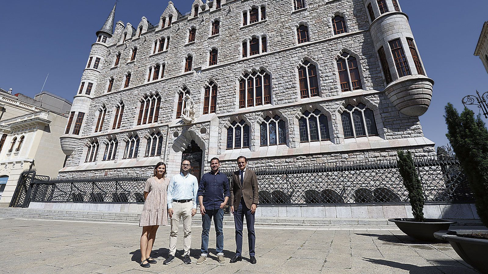 La responsable de Programas Públicos de Botines, Marta Sabugo, los profesores Pablo Treceño y José del Río y el director del museo, Raúl F. Sobrino. | FERNANDO OTERO