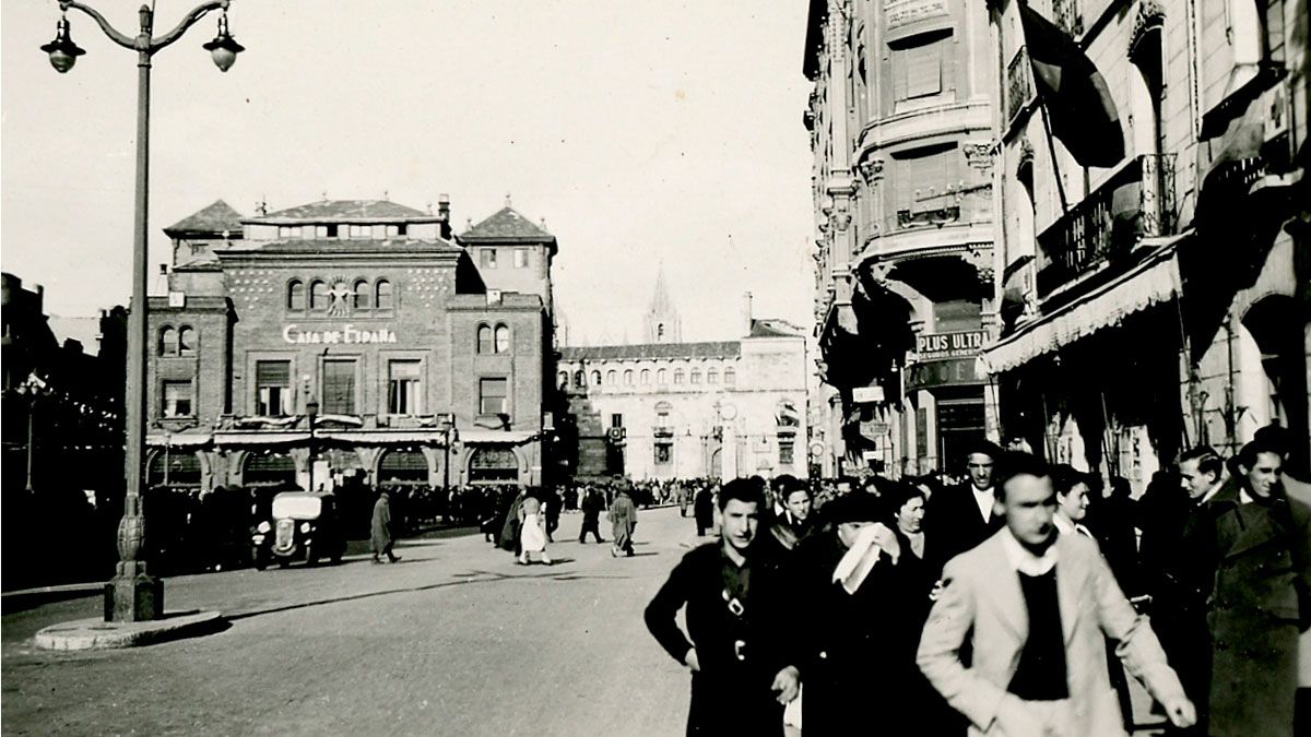 En noviembre de 1937, la Falange desalojó el Casino para instalar allí su sede, Casa de España, hasta 1940. También vivieron allí algunos militares alemanes.