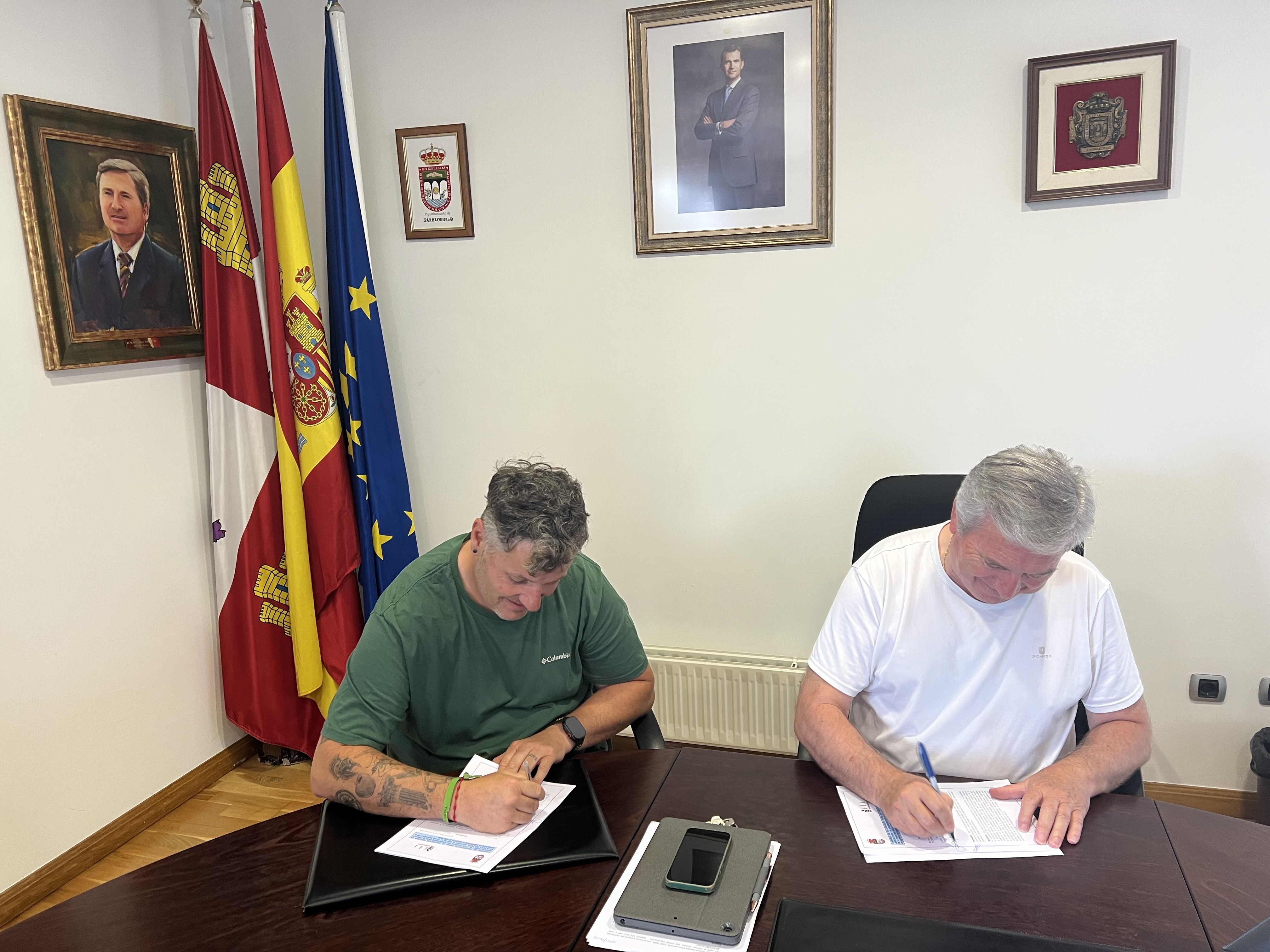 Firma del convenio en el Ayuntamiento de Carracedelo.