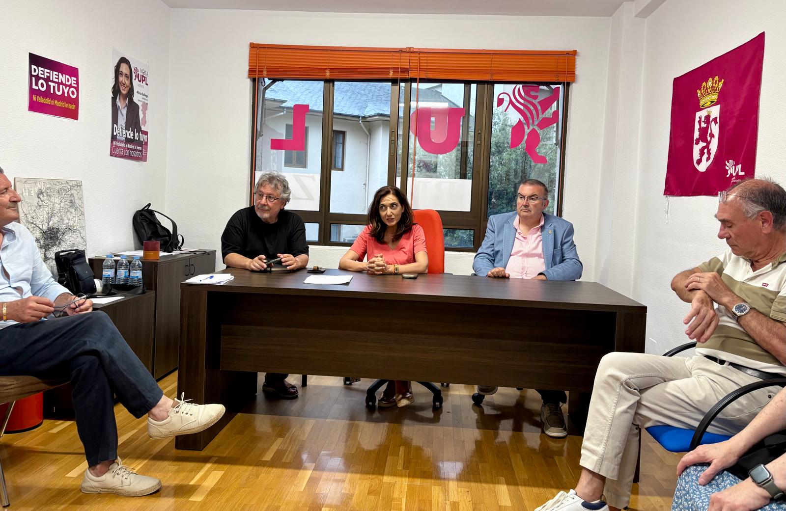 Reunión de UPL-Bierzo con la presencia de Alicia Gallego y Roberto Aller. Reunión de UPL-Bierzo con la presencia de Alicia Gallego y Roberto Aller.