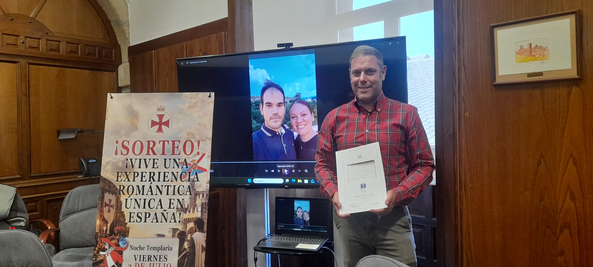 El concejal con la pareja ganadora en un saluda grabado para agradecer el premio. | MAR IGLESIAS