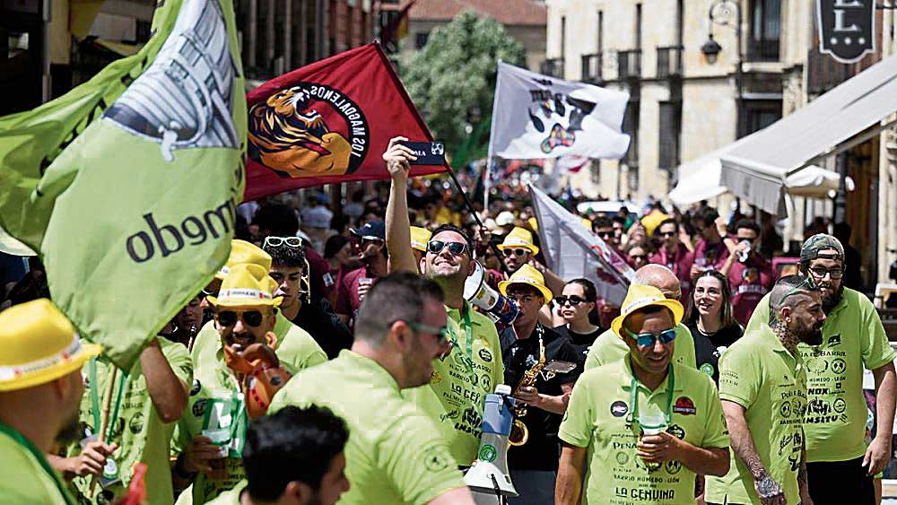 Las peñas y las charangas volverán a llenar de música y color las calles de León este sábado. | L.N.C.