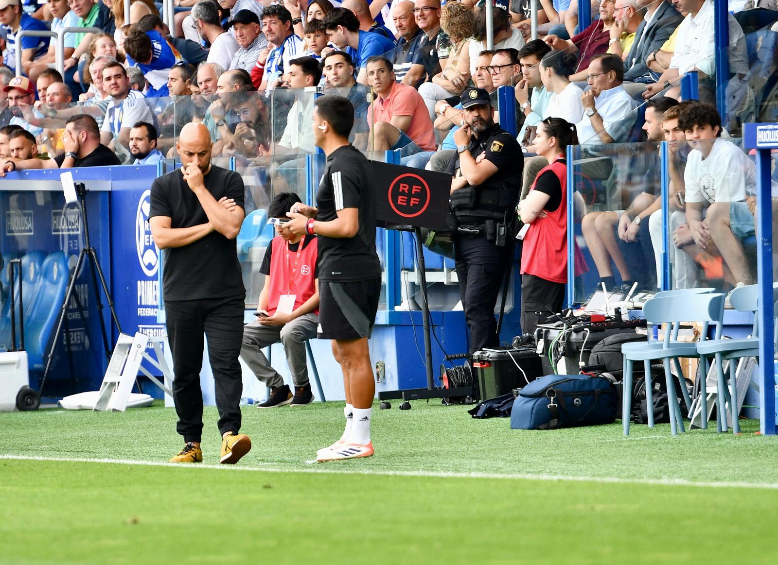 Nafti pensativo durante el partido de ida de la final de ascenso entre la Deportiva y el Celta Fortuna en El Toralín. QUINITO