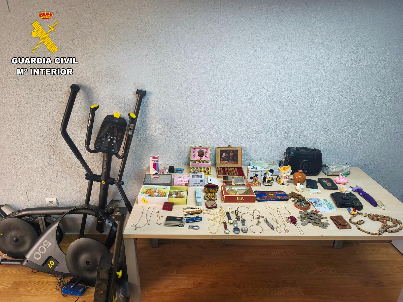 Detenida una joven de 21 años por robar en dos viviendas de pueblos de León. | GUARDIA CIVIL