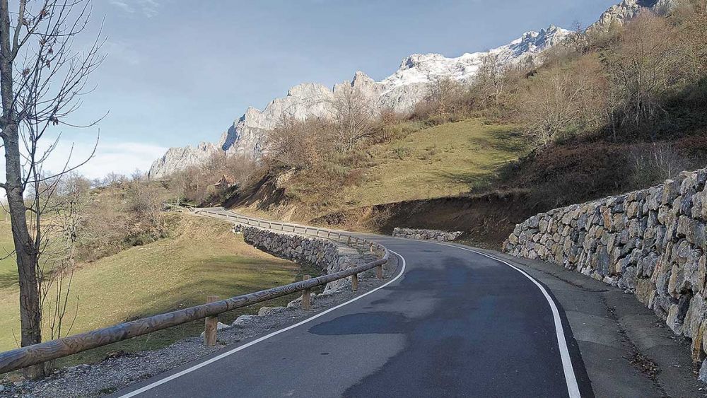 Imagen de archivo de la carretera a la localidad de Caín.| ECOURBAN