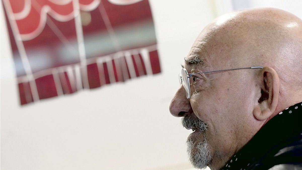 Paco Chamorro expone en el Camarote Madrid una estampa de pendones realizada con láser sobre dos planchas de metacrilato. | DANIEL MARTÍN