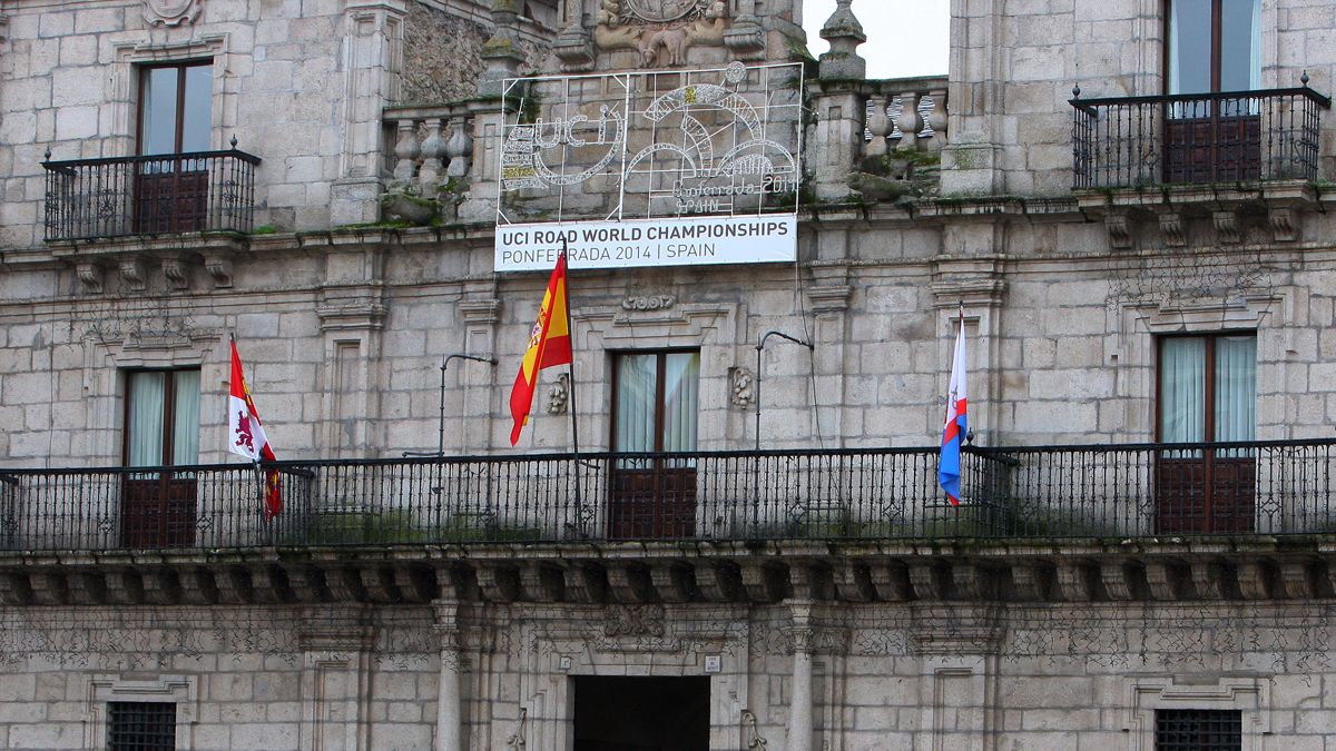 Fachada del Ayuntamiento de Ponferrada con el cartel del Mundial de Ciclismo. | CÉSAR SÁNCHEZ (ICAL)