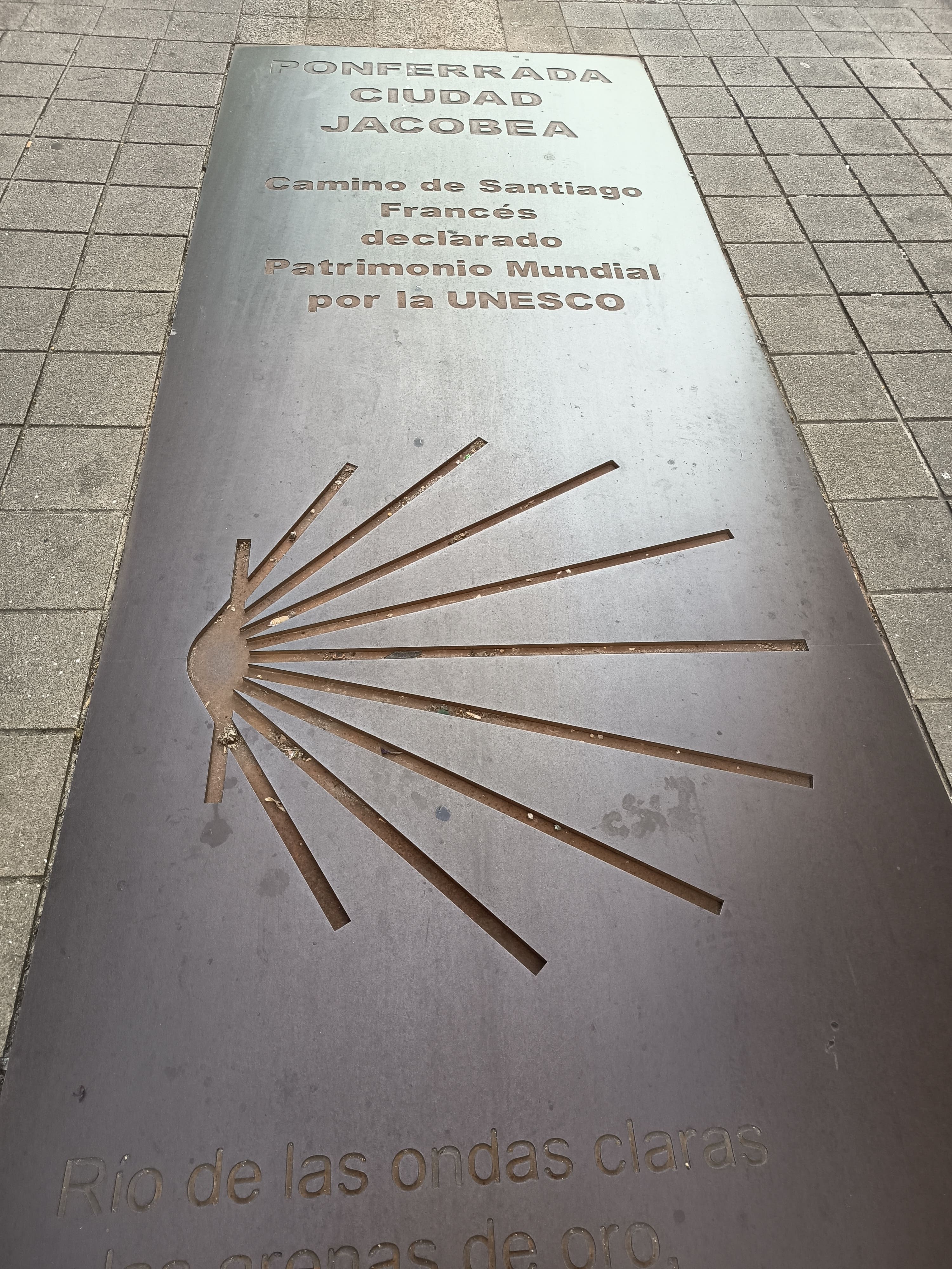 Placa cuyo texto hace alusión al Camino de Santiago Francés a su paso por el Rañadero.