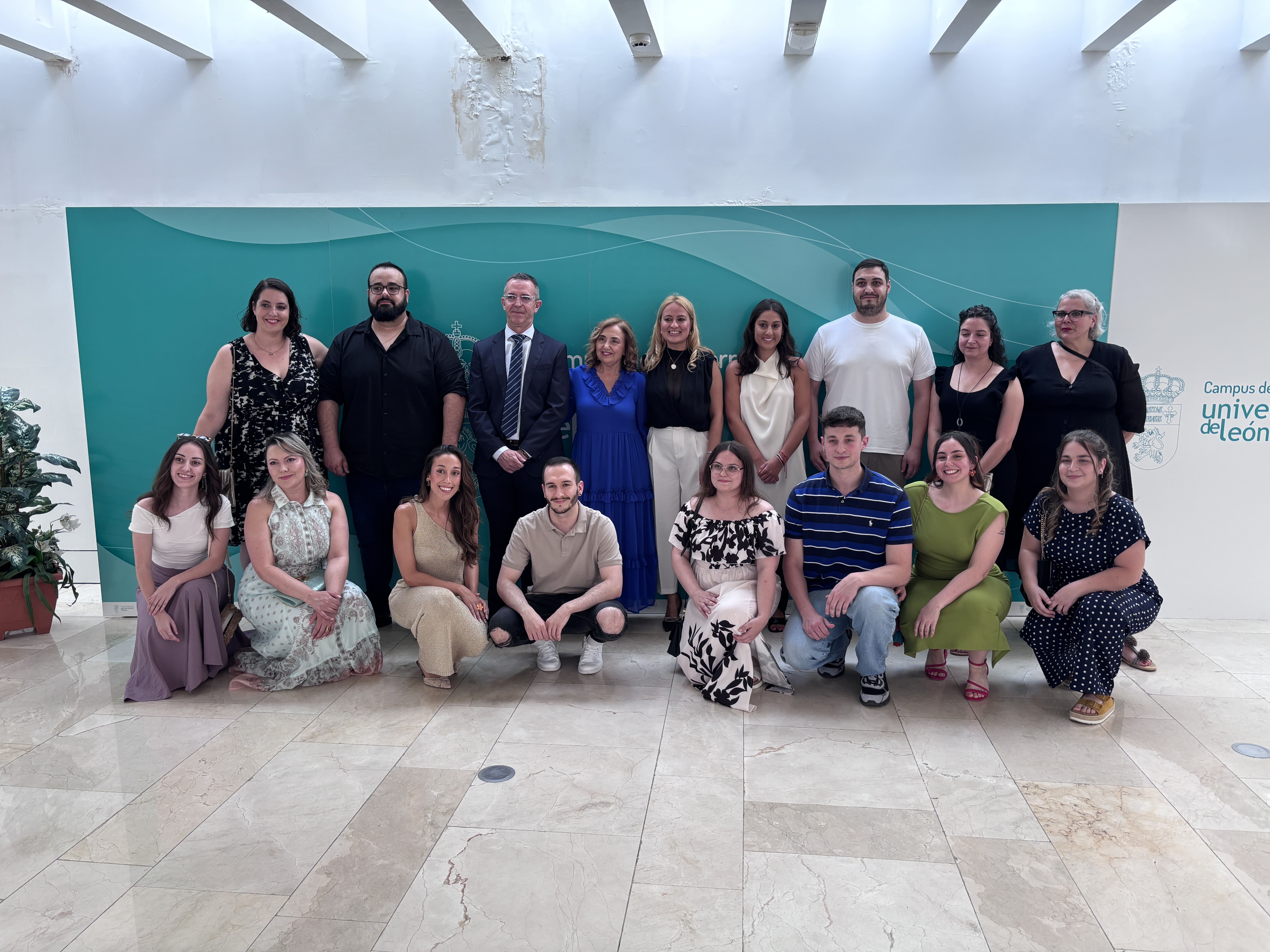 Foto de familia de la vicerrectora, el vicedecano, la edil, profesores y padrinos. | JAVIER FERNÁNDEZ Foto de familia de la vicerrectora, el vicedecano, la edil, profesores y padrinos. | JAVIER FERNÁNDEZ