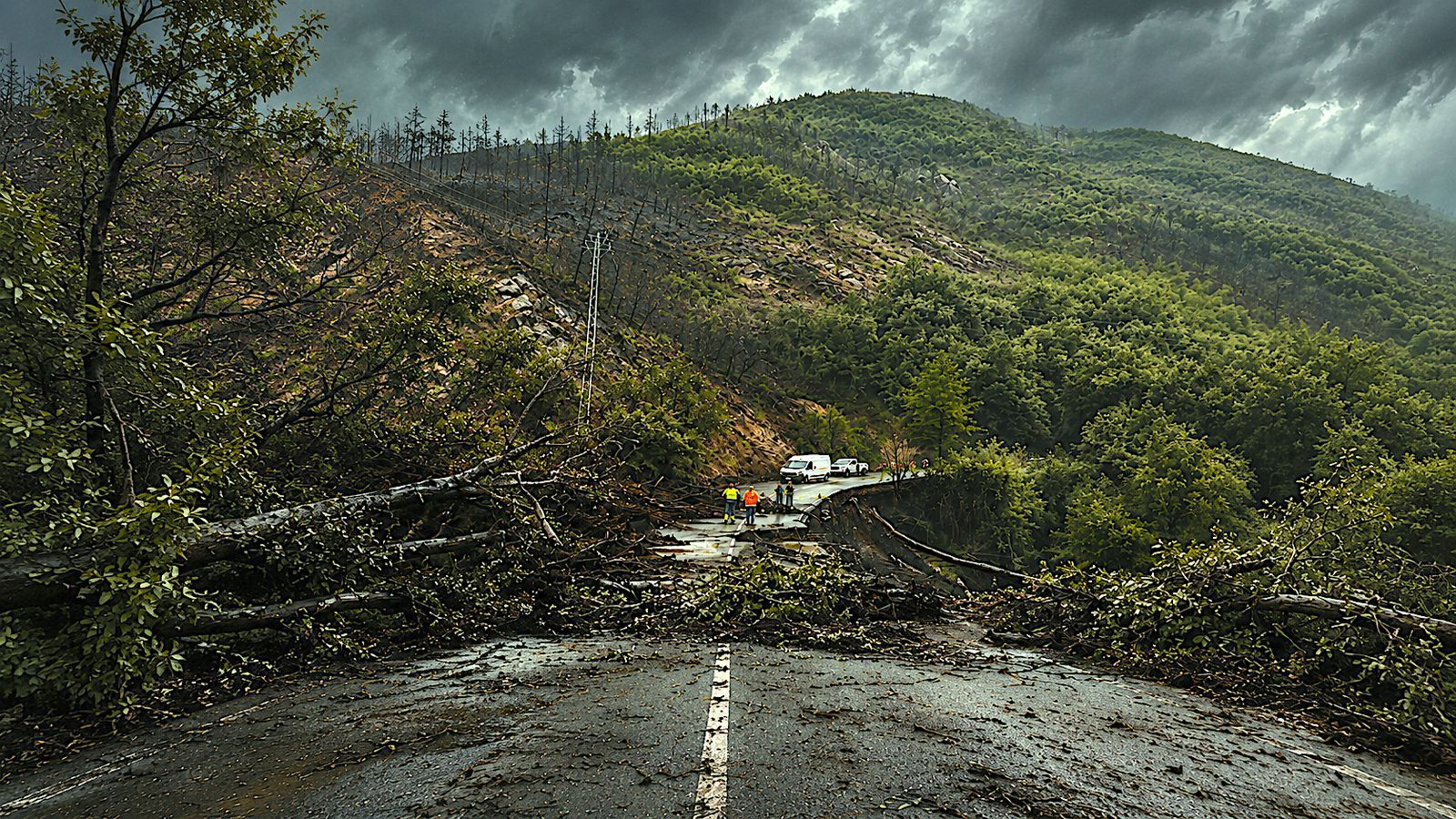 Las 'Negras Riadas' destrozan laderas y carreteras rurales.