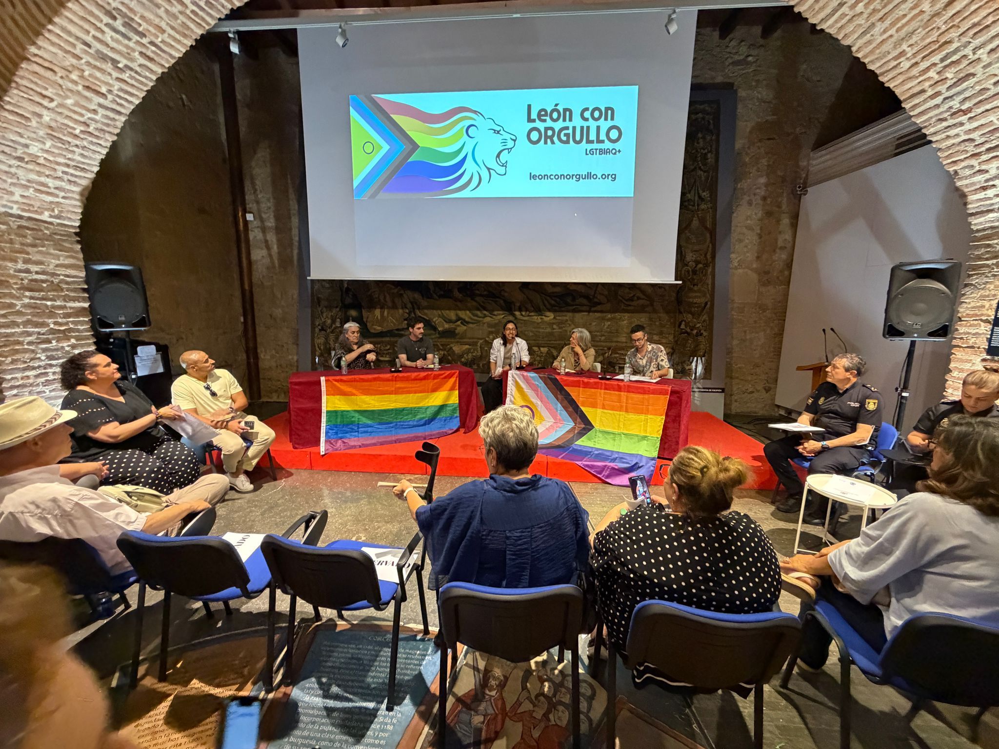 La jornada, organizada por la asociación León con Orgullo, contó con debate y testimonios. | SAÚL ARÉN