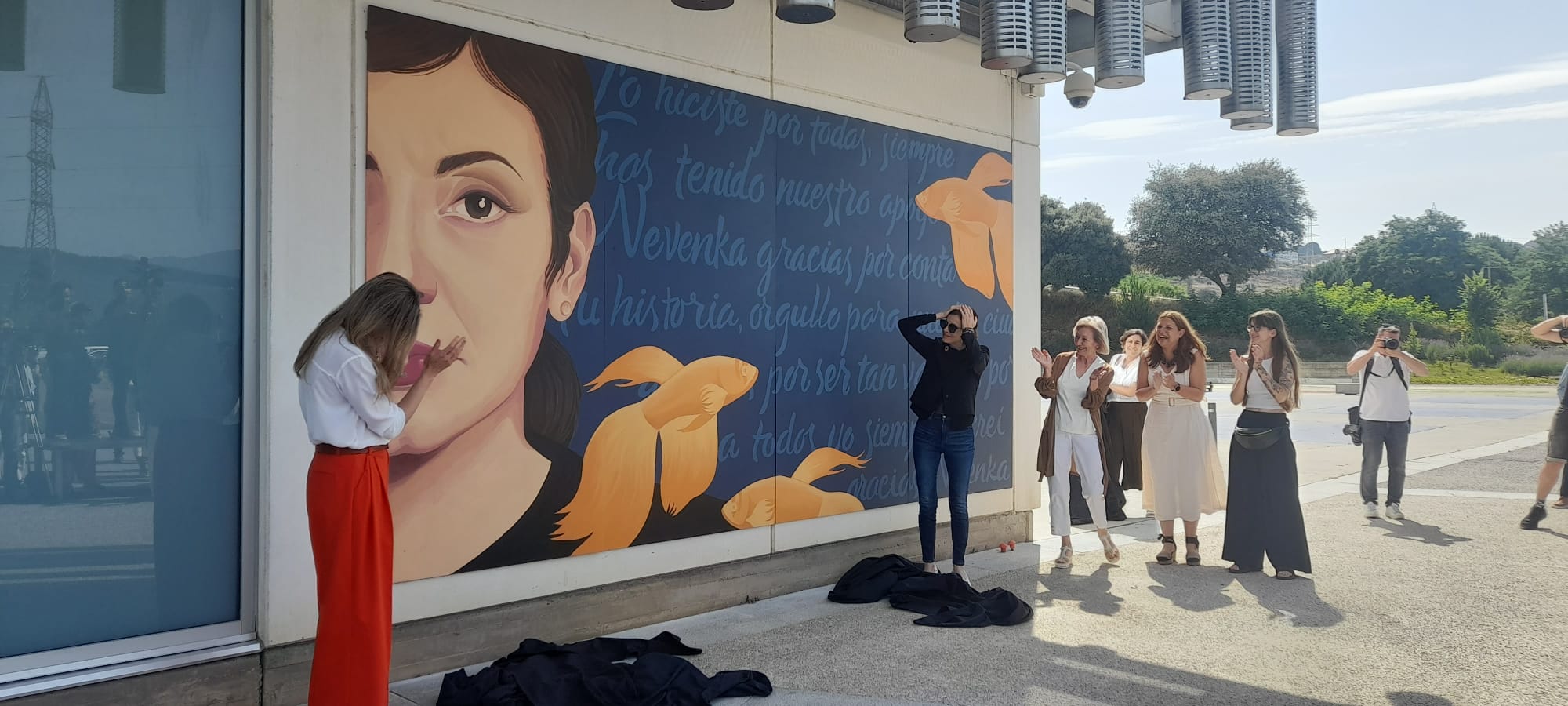 Nevenka destapando el mural que fue retirado del centro de la ciudad y que ahora luce en La Térmica. | MAR IGLESIAS