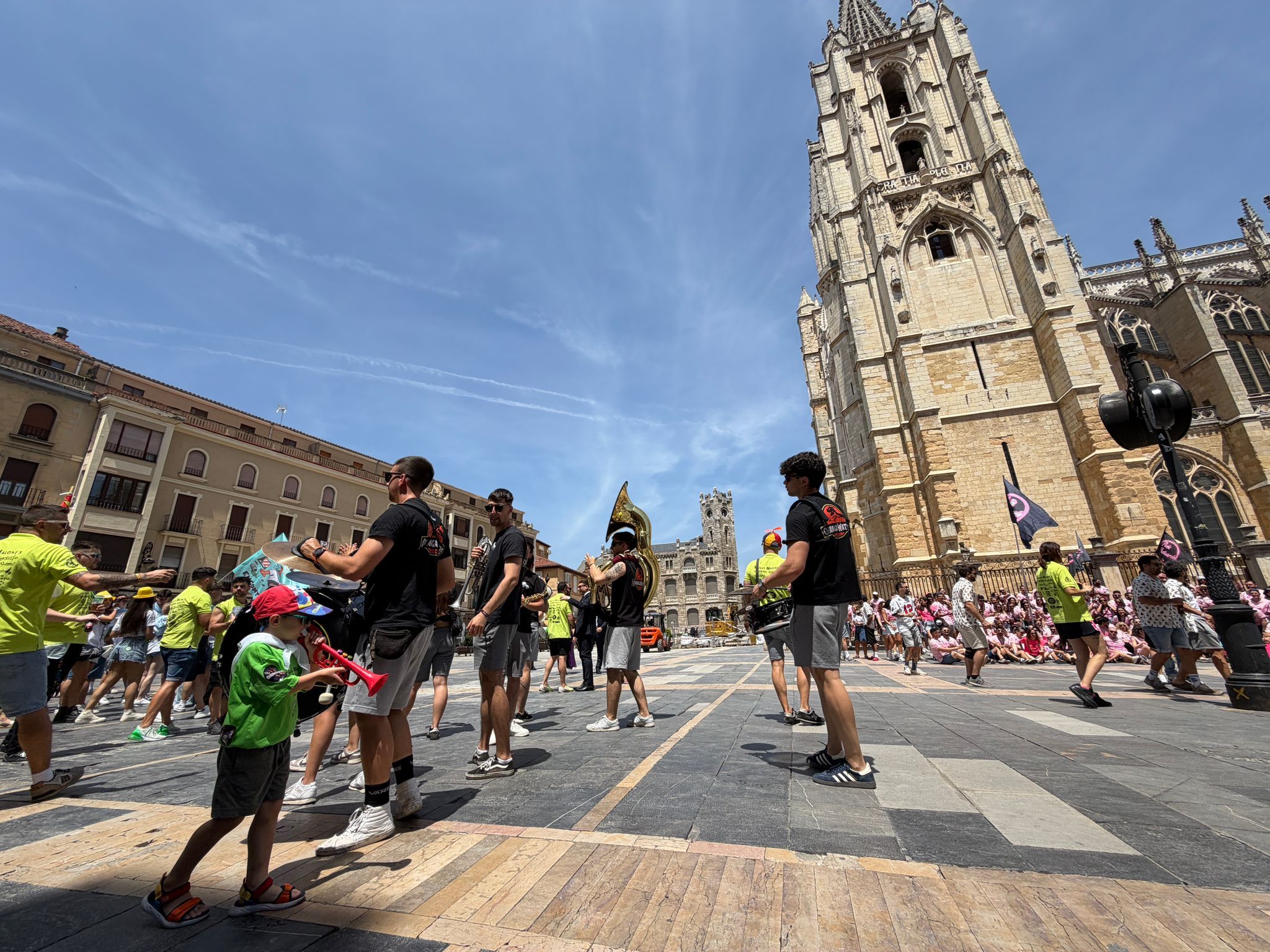 Día de Peñas en las fiestas de San Juan y San Pedro de León. | SAÚL ARÉN