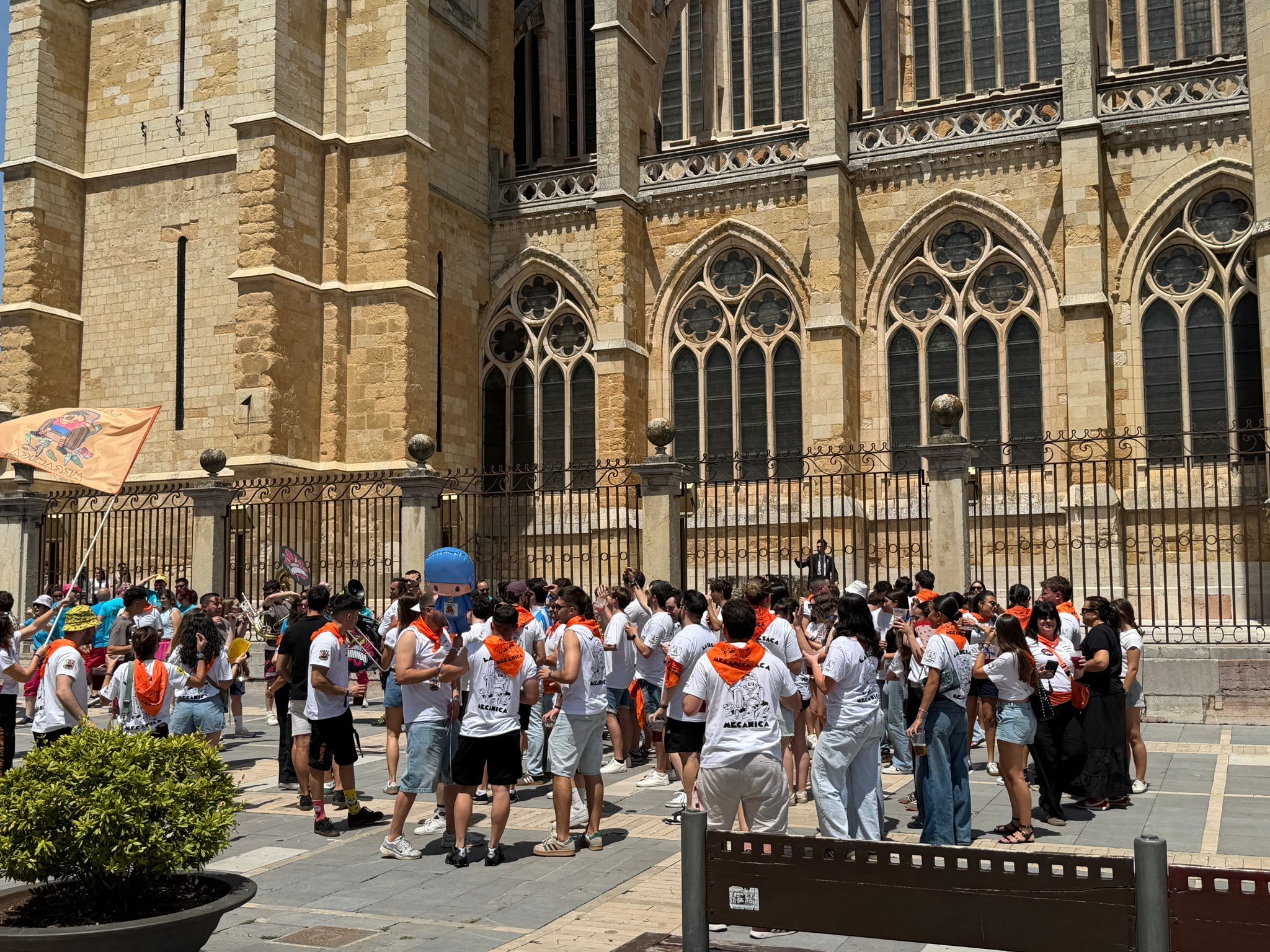 Día de Peñas en las fiestas de San Juan y San Pedro de León. | SAÚL ARÉN