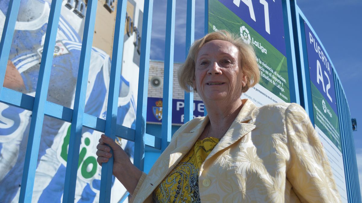 Concepción Blanco a las puertas del Estadio del Toralín, en cuyos bajos tiene sede la agrupación que preside. | MAR IGLESIAS