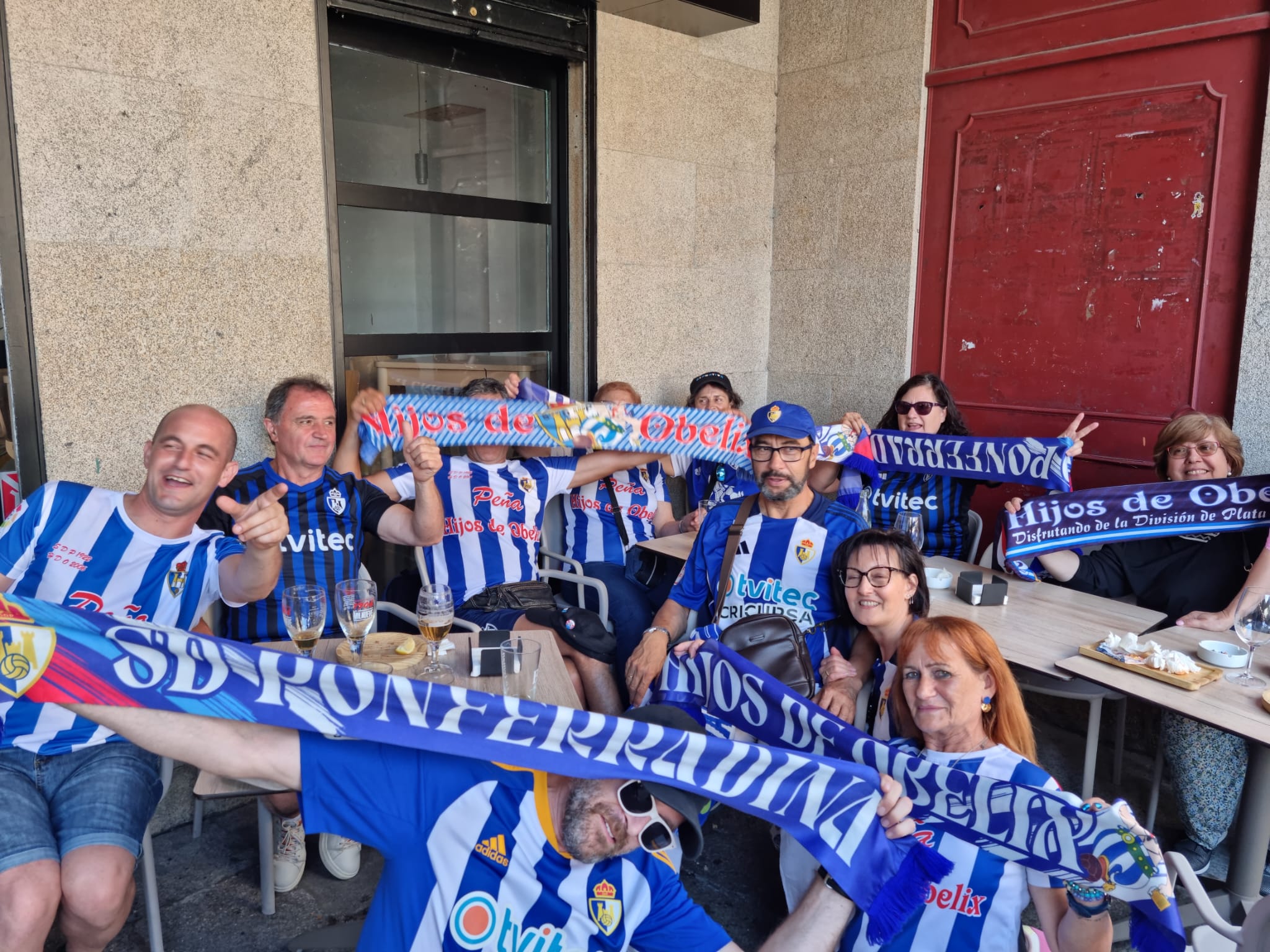 La afición de la Deportiva se dejó la voz en las calles de Vigo calentando para la final. RAÚL FERNÁNDEZ (4)
