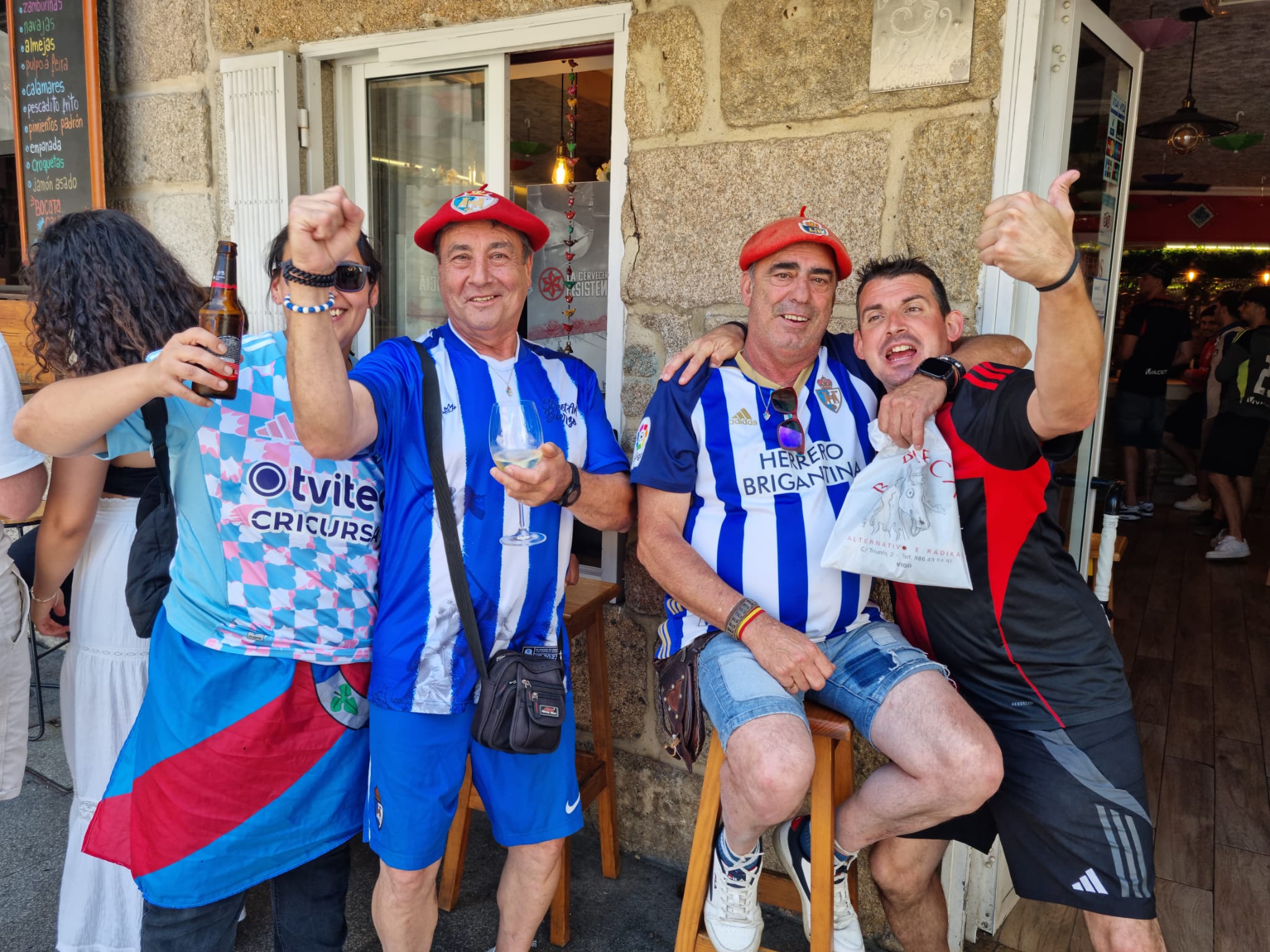 La afición de la Deportiva se dejó la voz en las calles de Vigo calentando para la final. RAÚL FERNÁNDEZ (5)