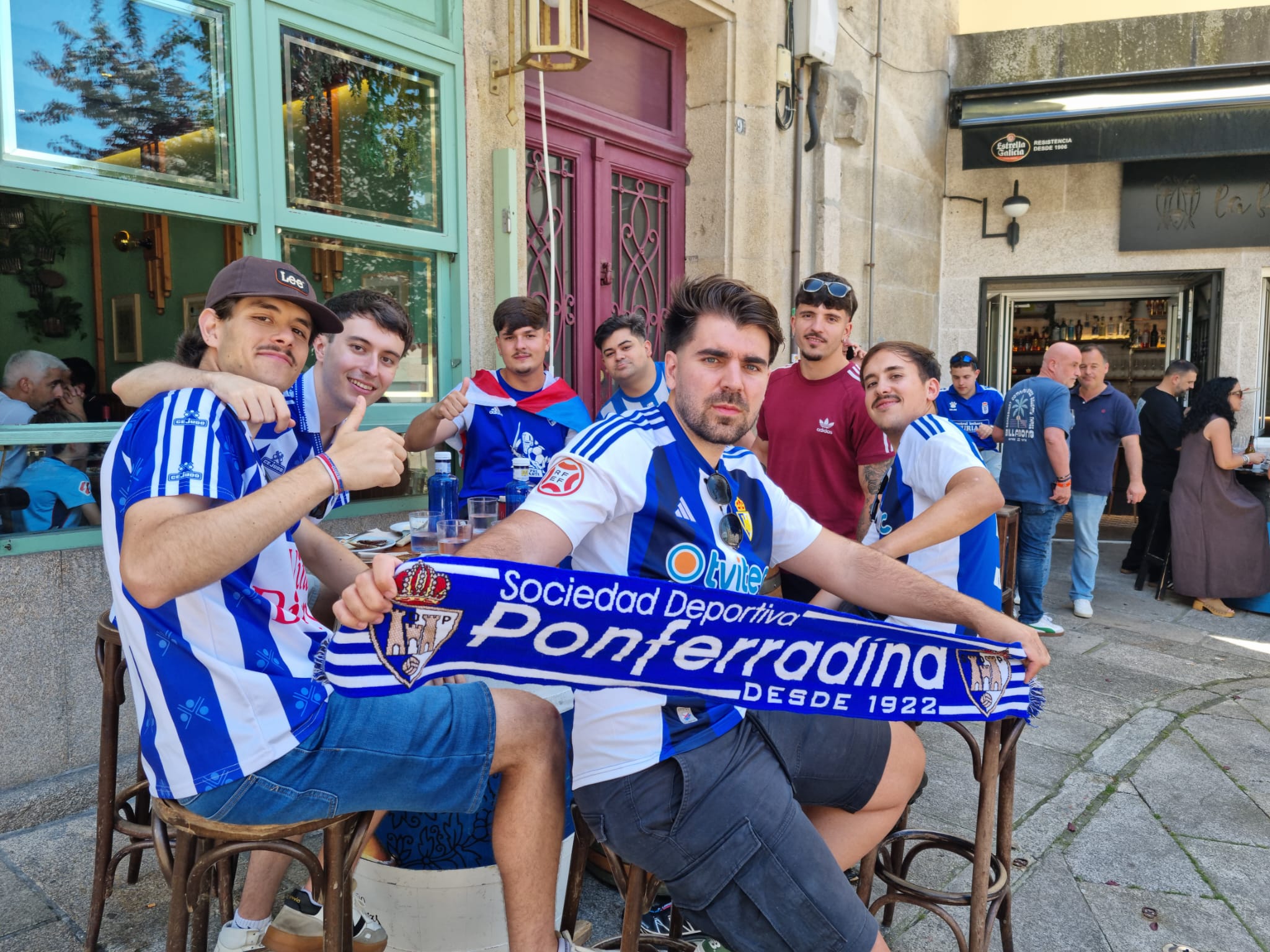 La afición de la Deportiva se dejó la voz en las calles de Vigo calentando para la final. RAÚL FERNÁNDEZ (6)