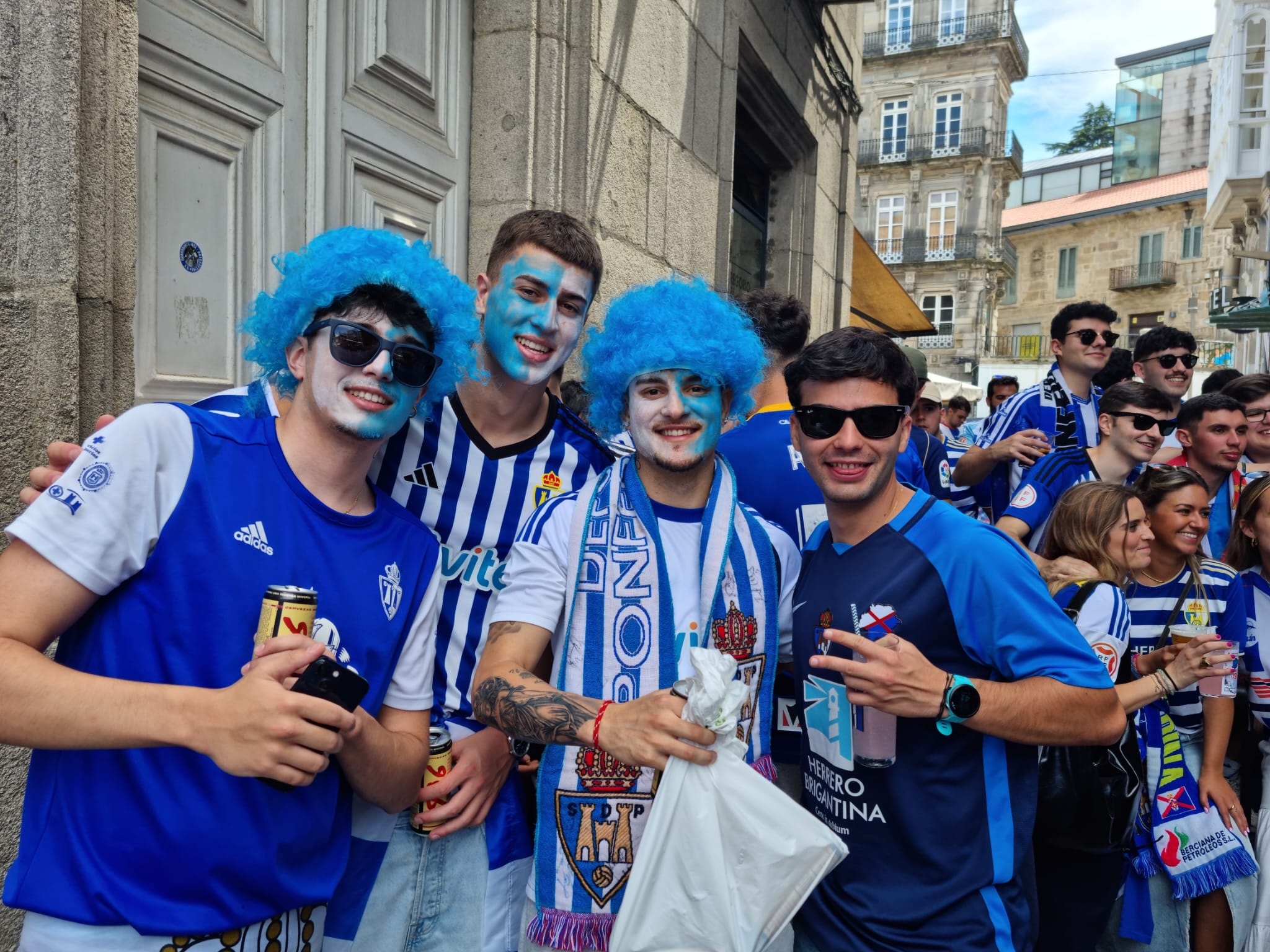 La afición de la Deportiva se dejó la voz en las calles de Vigo calentando para la final. RAÚL FERNÁNDEZ (7)